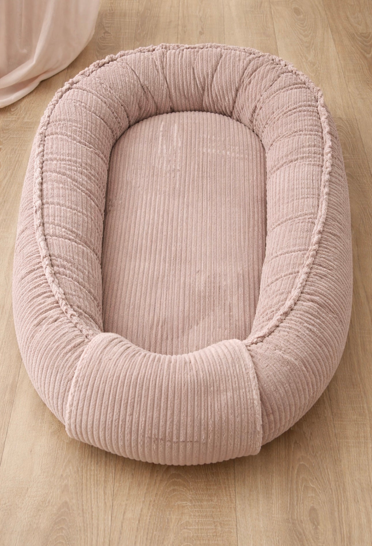 Weiches Breitcord Babynest von AnTalin, bequem für Baby und Kleinkind, zeigt das gestepptes Design und kuschelige Oberfläche