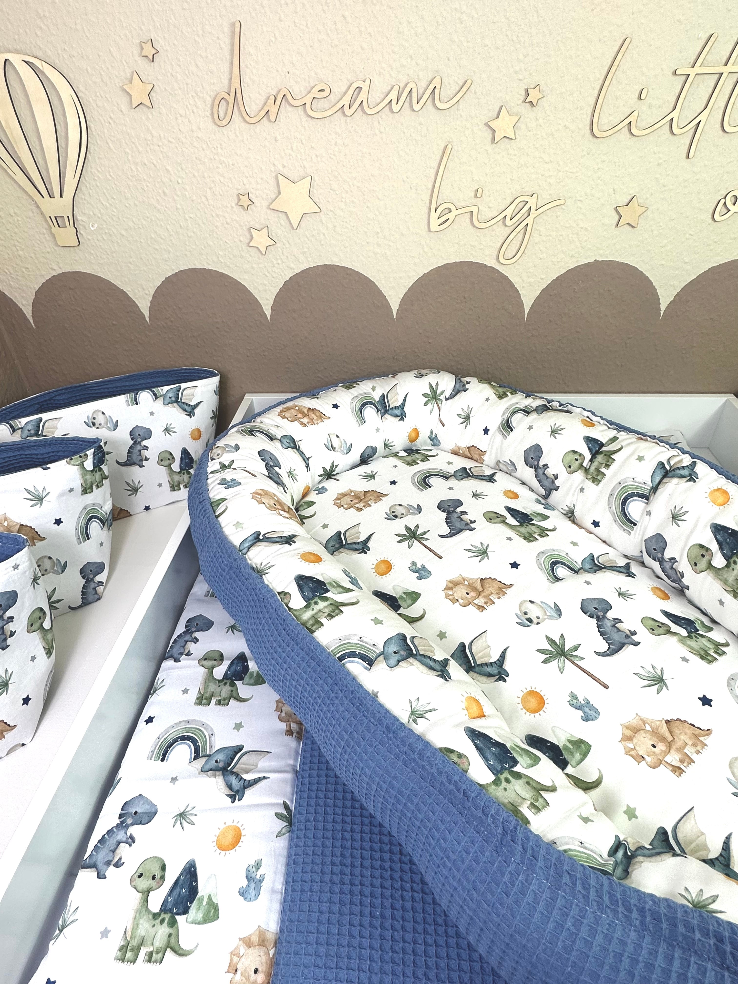 Kleine Dino Wickelauflage in Waffelpique jeansblau von AnTalin, weiche, bequeme Oberfläche für Babys.