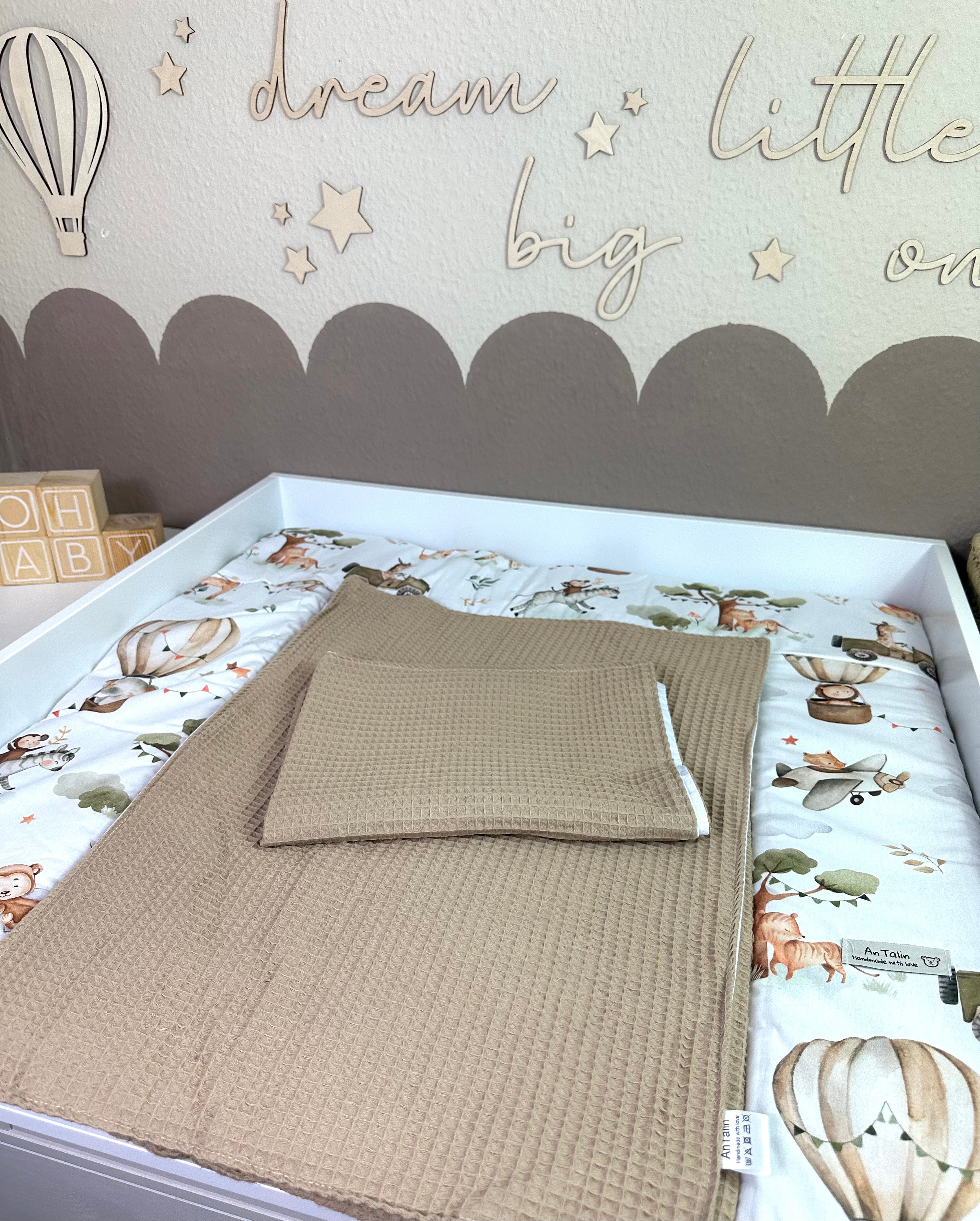 Dunkel beige Wickelauflagen Set 3-teilig mit Dschungel-Design aus Waffelpique von AnTalin, weiche und bequeme Wickelauflage.