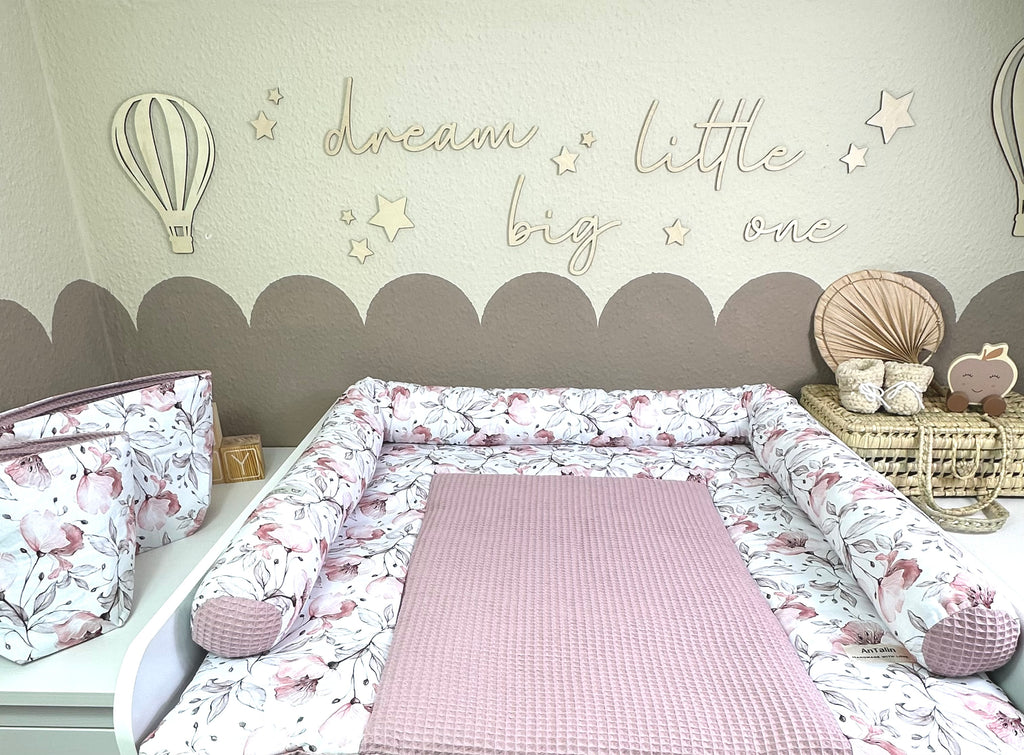 Wickelauflage Mohnblumen in Altrosa aus Waffelpique von AnTalin, weiche und stilvolle Baby-Accessoire mit Blumenmuster