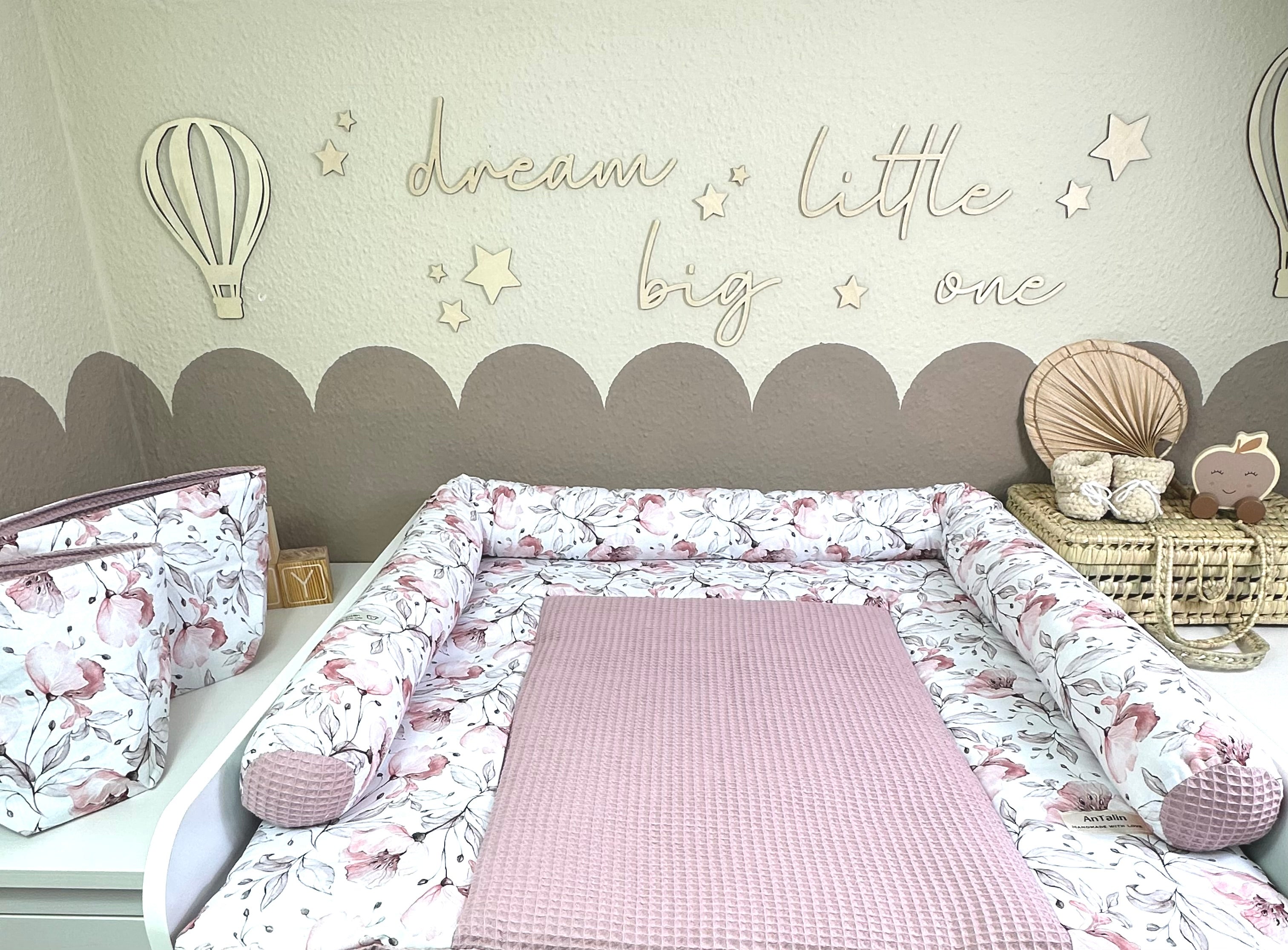 Wickelauflage Mohnblumen in Altrosa aus Waffelpique von AnTalin, weiche und stilvolle Baby-Accessoire mit Blumenmuster