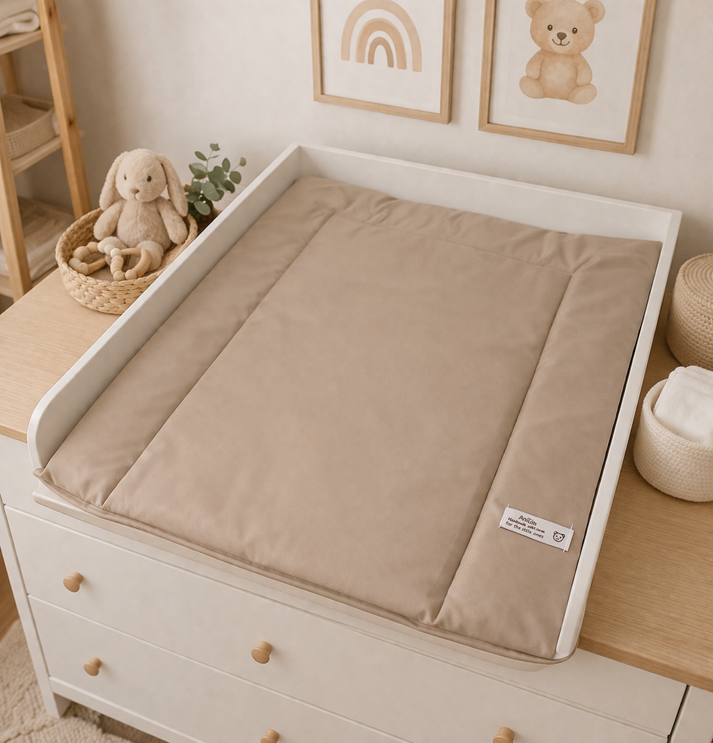 Wasserabweisende Wickelauflage in Dunkelbeige von AnTalin, weiche Oberfläche und praktische Nutzung für Babys.