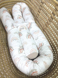 Bunte Wickeltischumrandung Rainbow von AnTalin, weiche und sichere Polsterung für Wickelkommode, farbenfrohes Design für Babys.