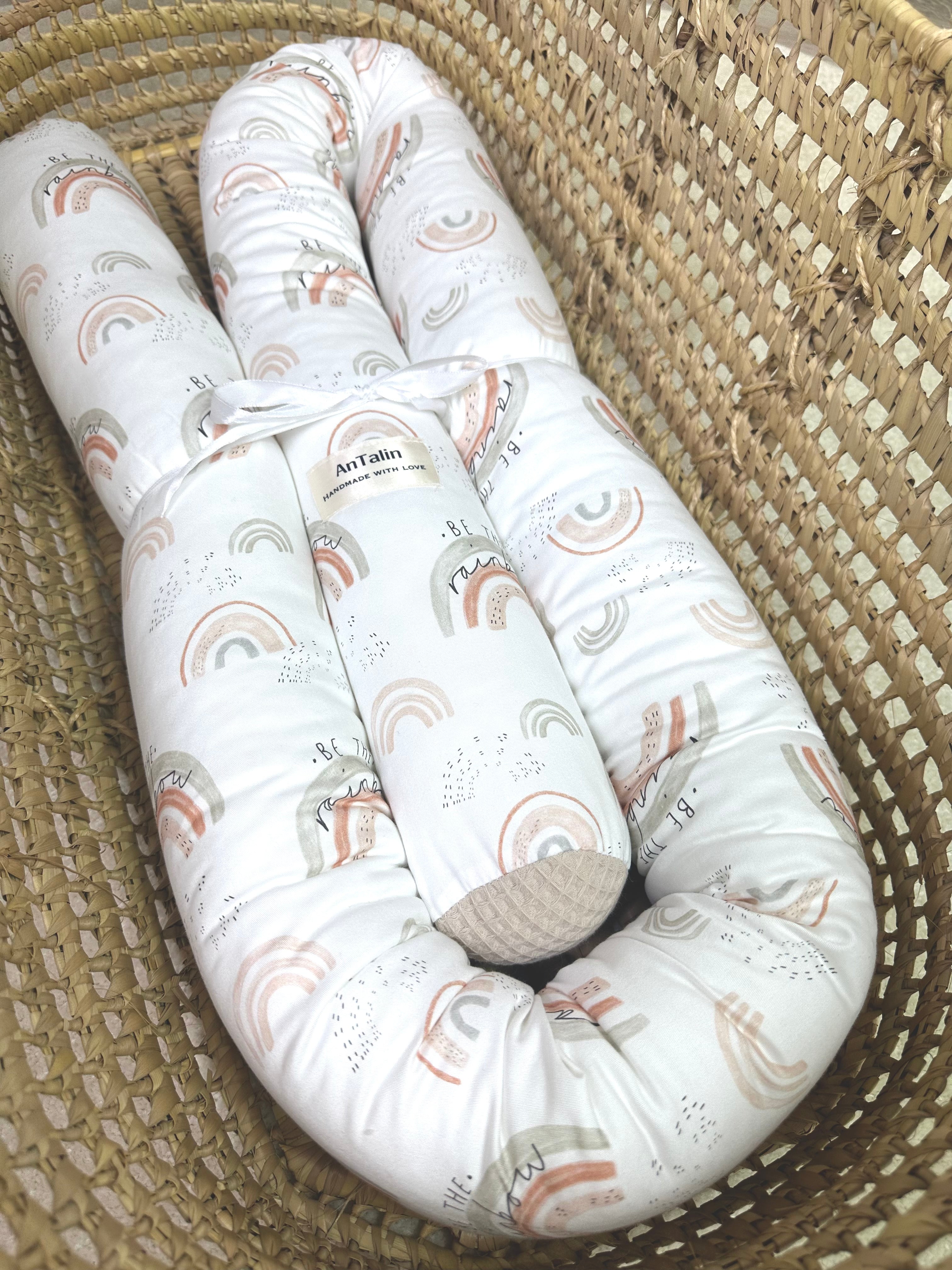 Bunte Wickeltischumrandung Rainbow von AnTalin, weiche und sichere Polsterung für Wickelkommode, farbenfrohes Design für Babys.