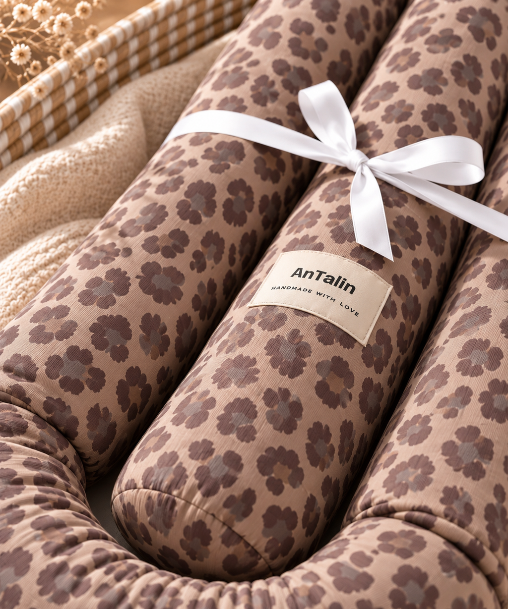 Bettschlange Taupe mit Leopardenmuster - kuschelige Wickeltischumrandung fürs Baby