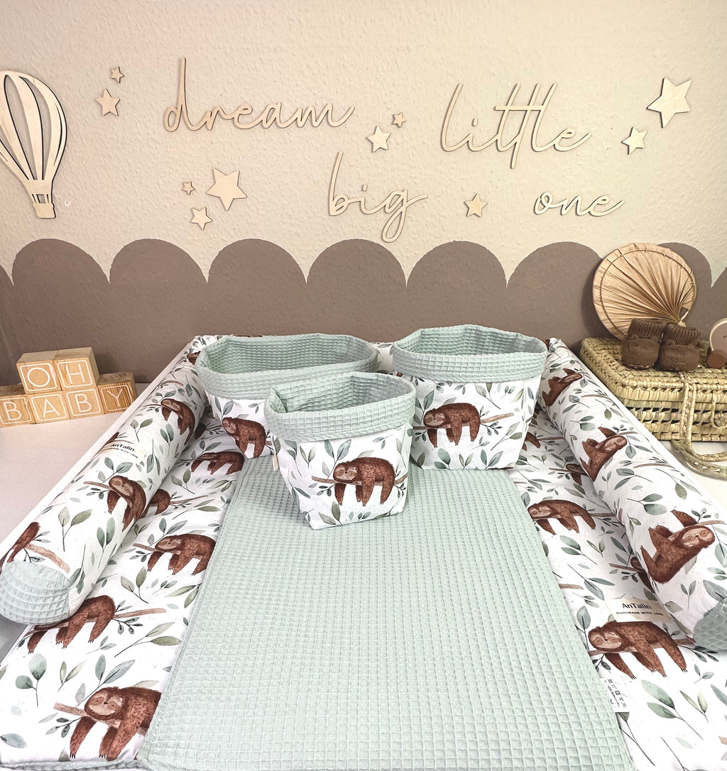 Wickeltischumrandung mit Faultier-Motiv von AnTalin, weiche Polsterung für sicheren Wickelbereich, niedliches Design für Babys.
