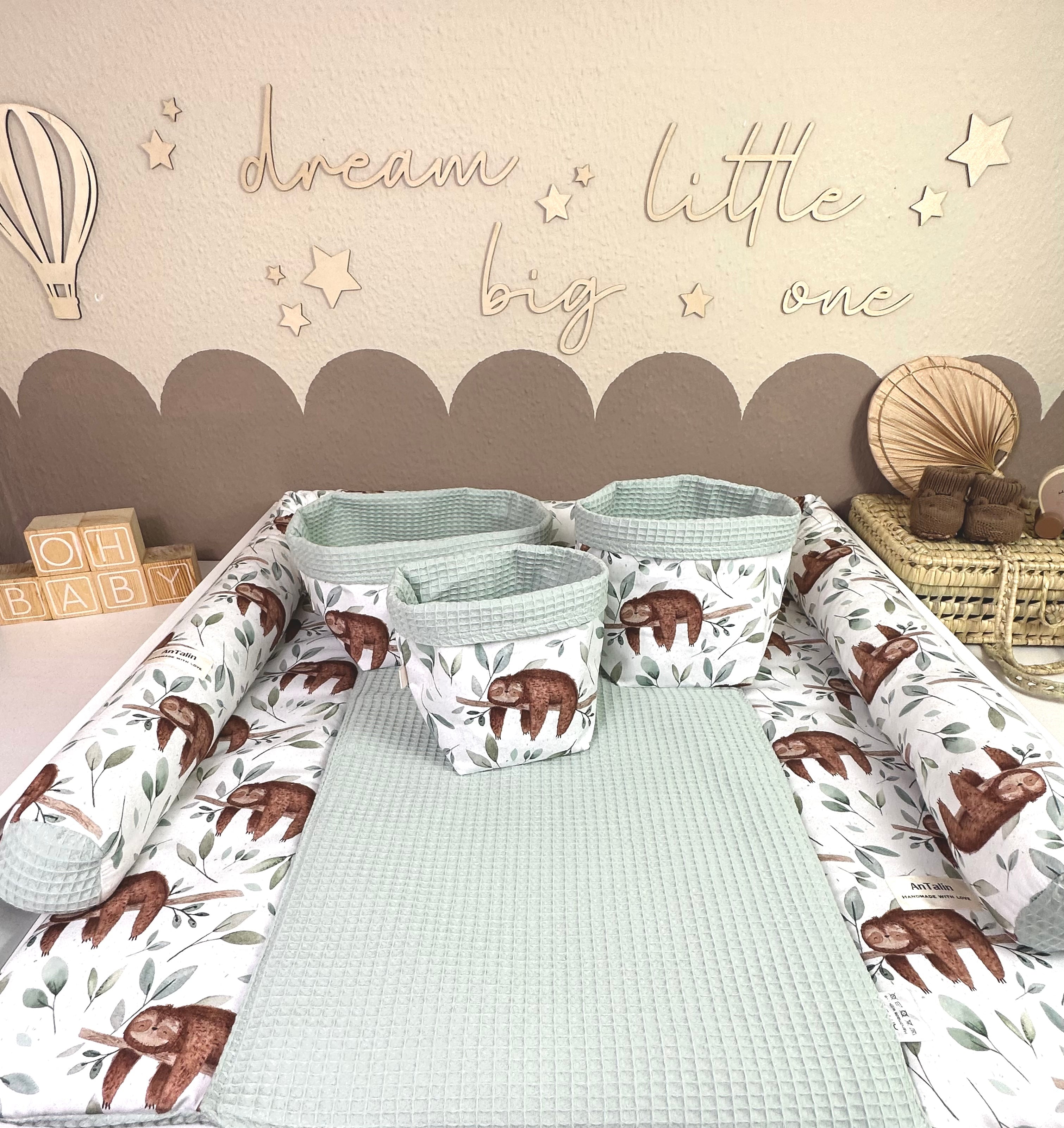 Wickeltischumrandung mit Faultier-Motiv von AnTalin, weiche Polsterung für sicheren Wickelbereich, niedliches Design für Babys.