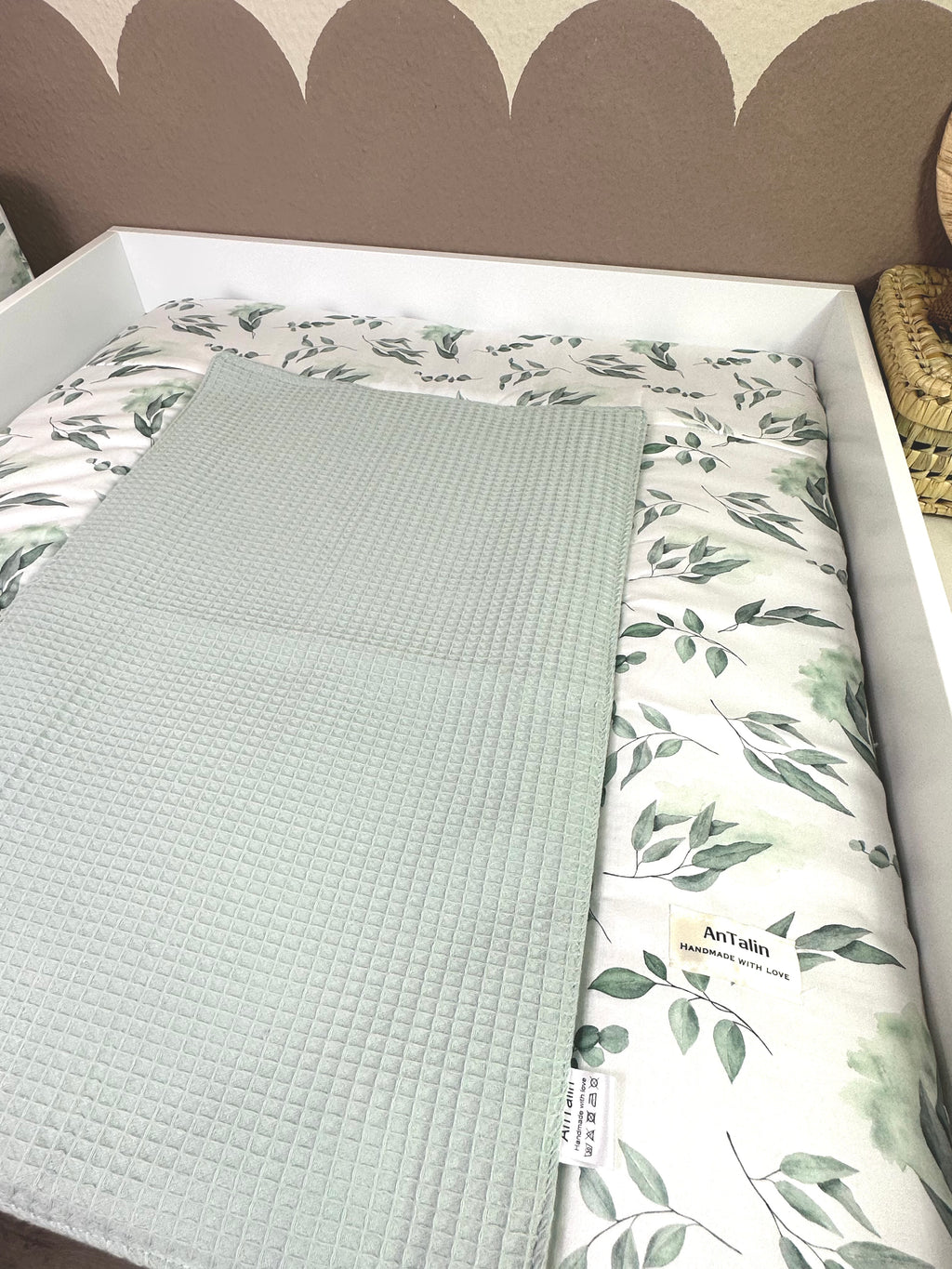 Wickelauflage Eukalyptus in Waffelpique mintgrün von AnTalin, weiche und saugfähige Wickelunterlage für Babys.