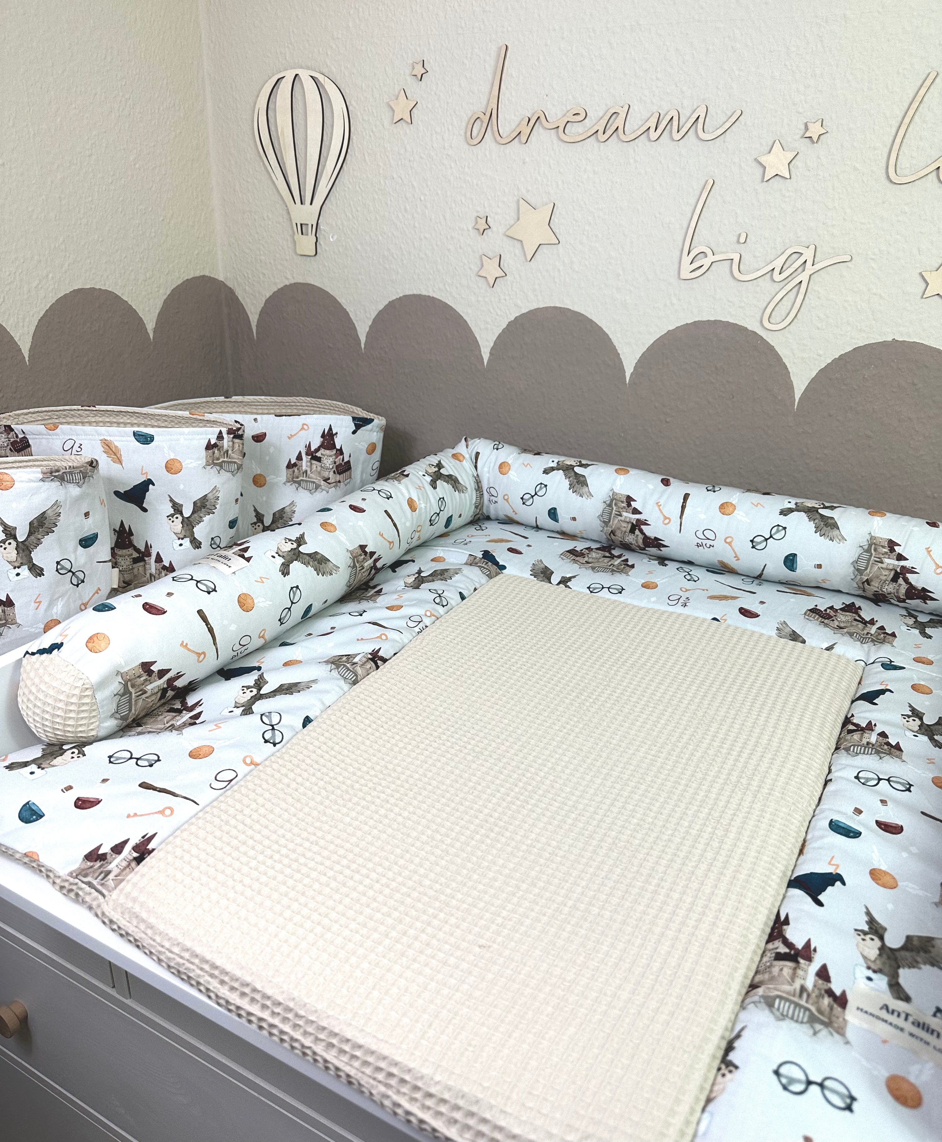 Wickeltischumrandung im Gleis 9 3/4 Design von AnTalin, weiche Polsterung und detailreiche Muster, ideal für Babywickelbereich