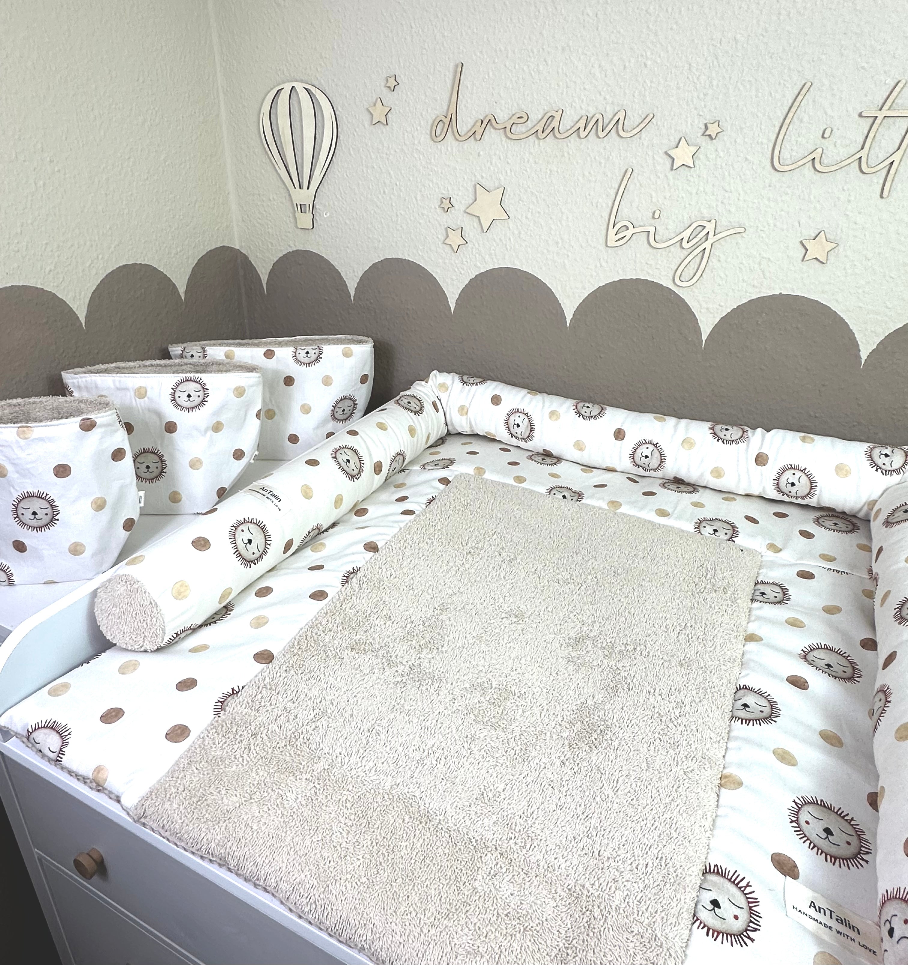 Beige Frottee Wickelauflage mit Löwenkopf-Design von AnTalin, weiche Oberfläche und praktische Wickelunterlage für Babys.