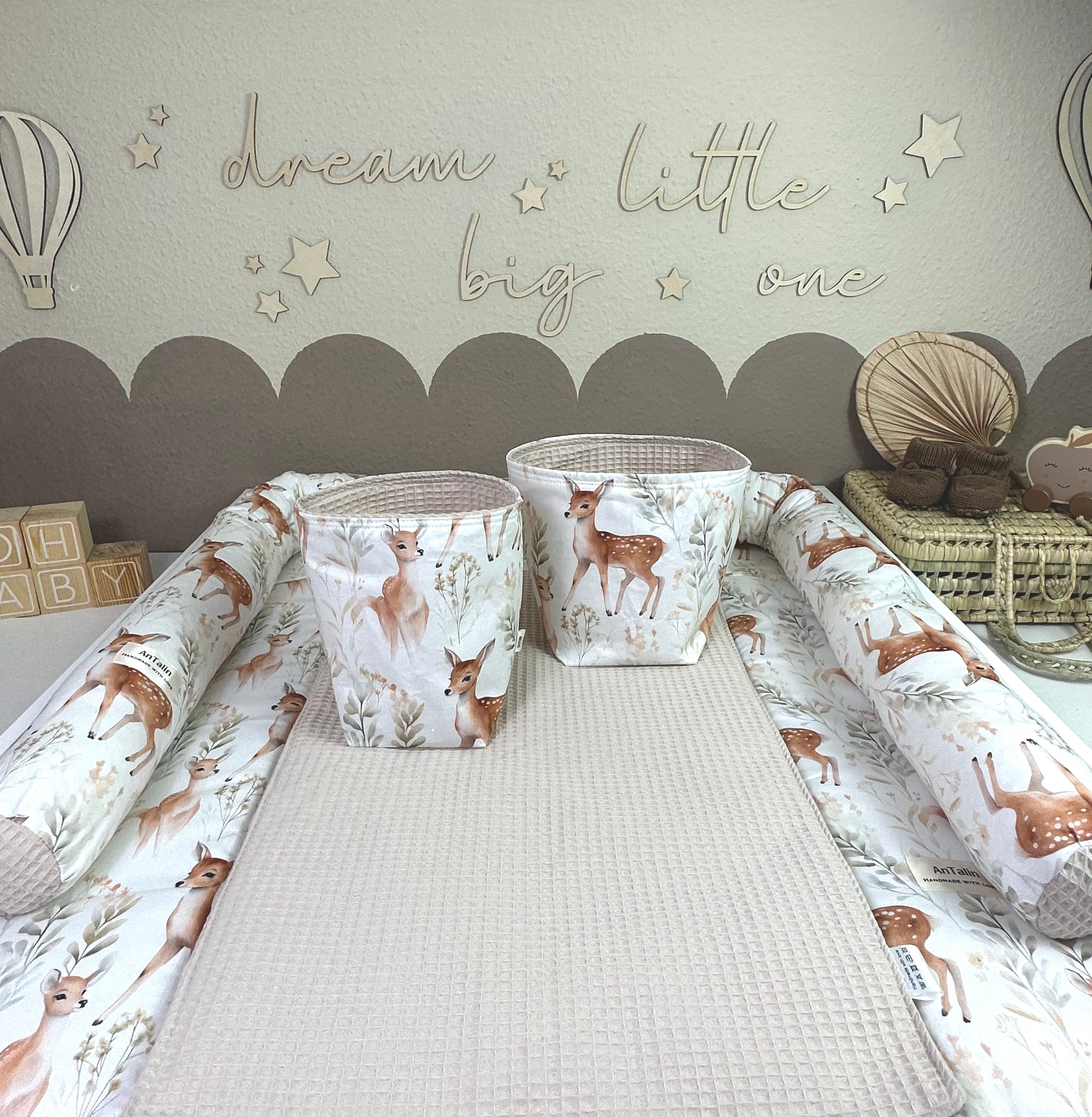 Weiche Wickelauflage Magic of the Forest von AnTalin mit Waldmotiv, für komfortables Wickeln im Babyzimmer