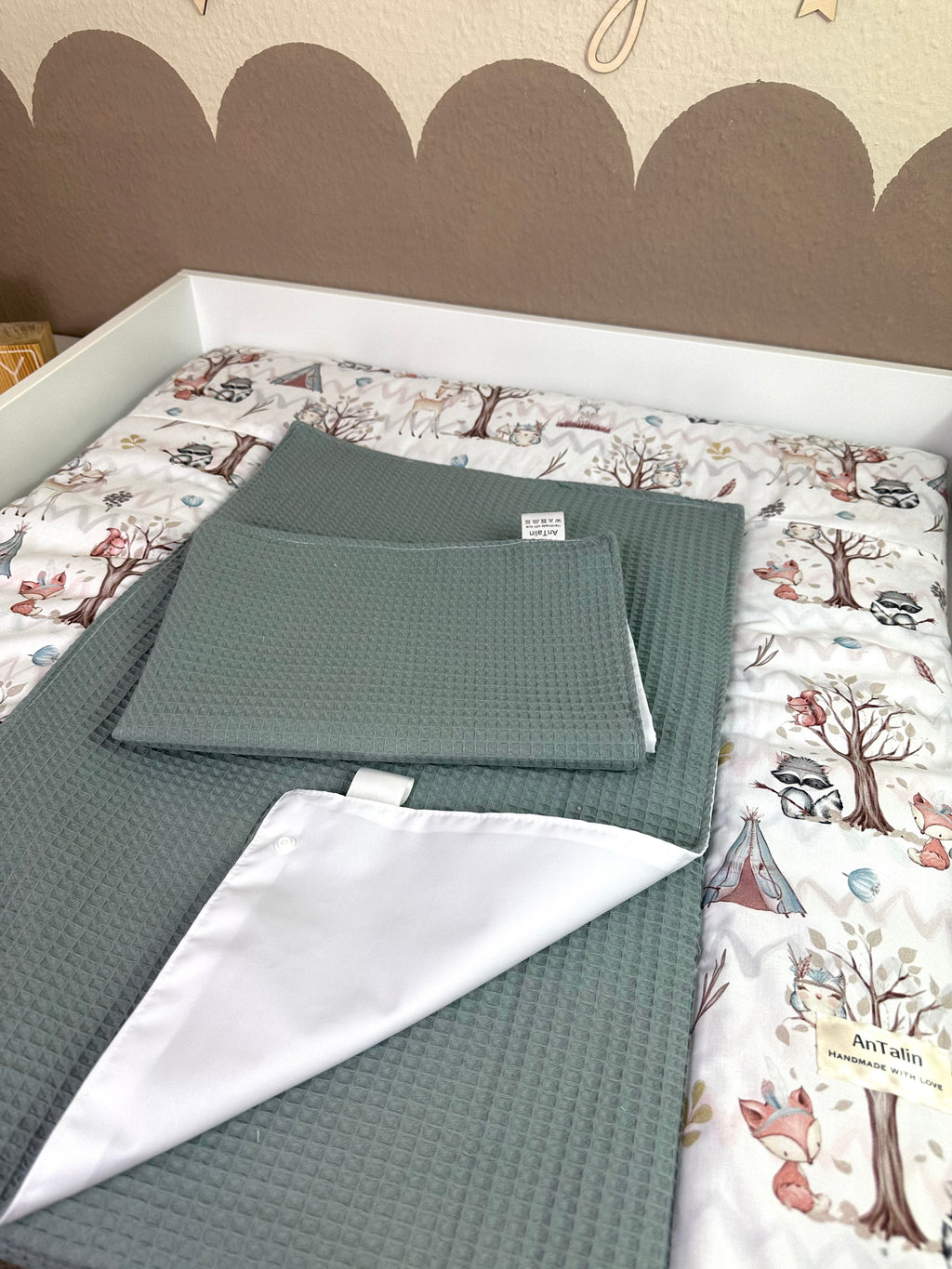 Wickelauflagen Set 3-tlg. Waldtiere, Waffelpique in dusty mint, weiche Kinder-Wickelunterlagen von AnTalin