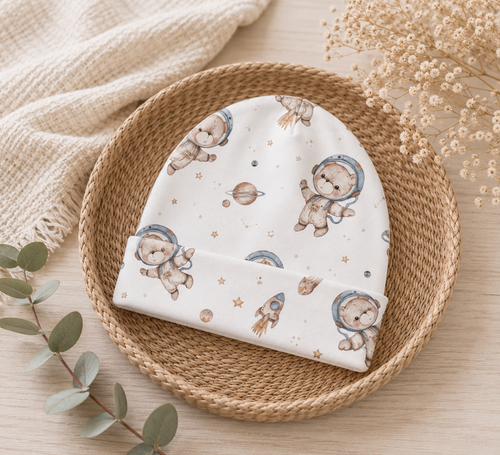 Handgefertigte Baby- und Kindermütze Beanie Space Teddy mit Astronauten-Bären von AnTalin, aus weichem Material, zeigt Weltraummotiv.