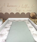 Wickelauflage kleiner Wal aus Waffelpique in Mintgrün von AnTalin, weiche und bequeme Unterlage für Babys, detailreiche Wal-Design.
