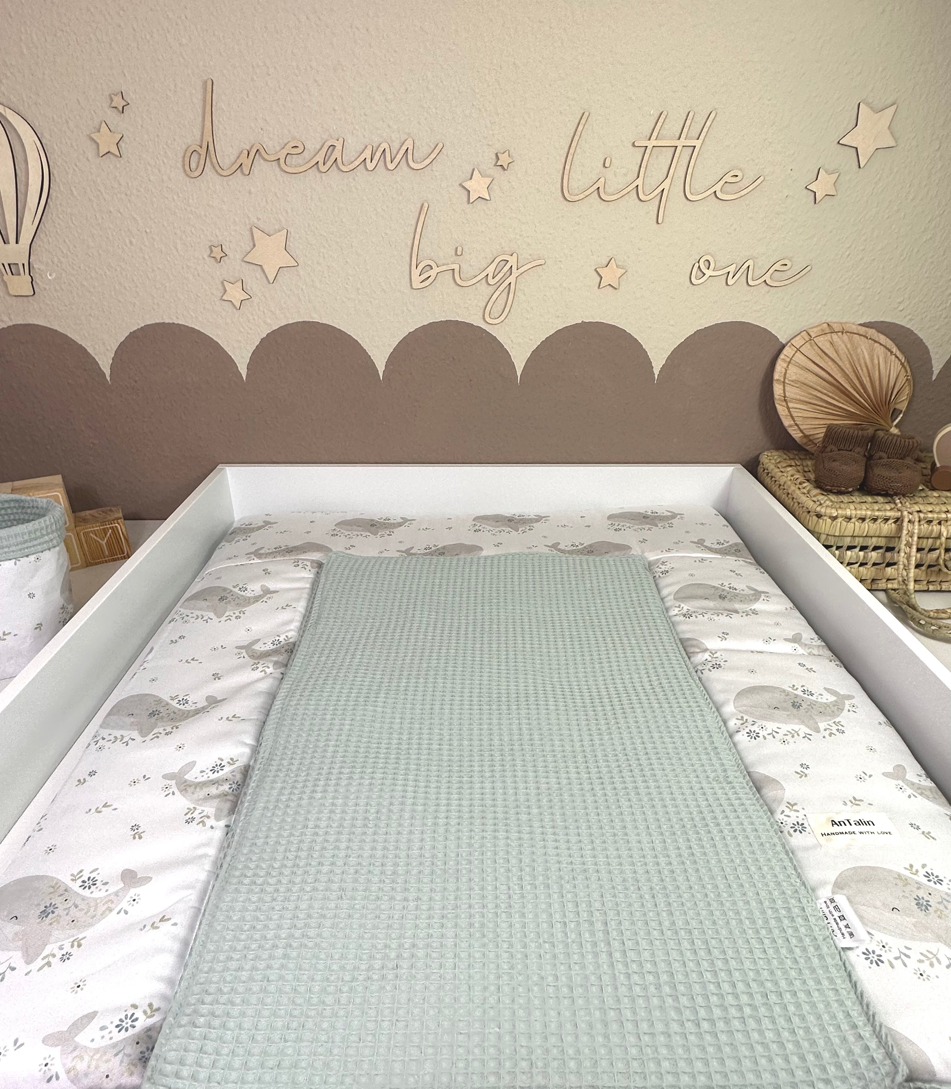 Wickelauflage kleiner Wal aus Waffelpique in Mintgrün von AnTalin, weiche und bequeme Unterlage für Babys, detailreiche Wal-Design.