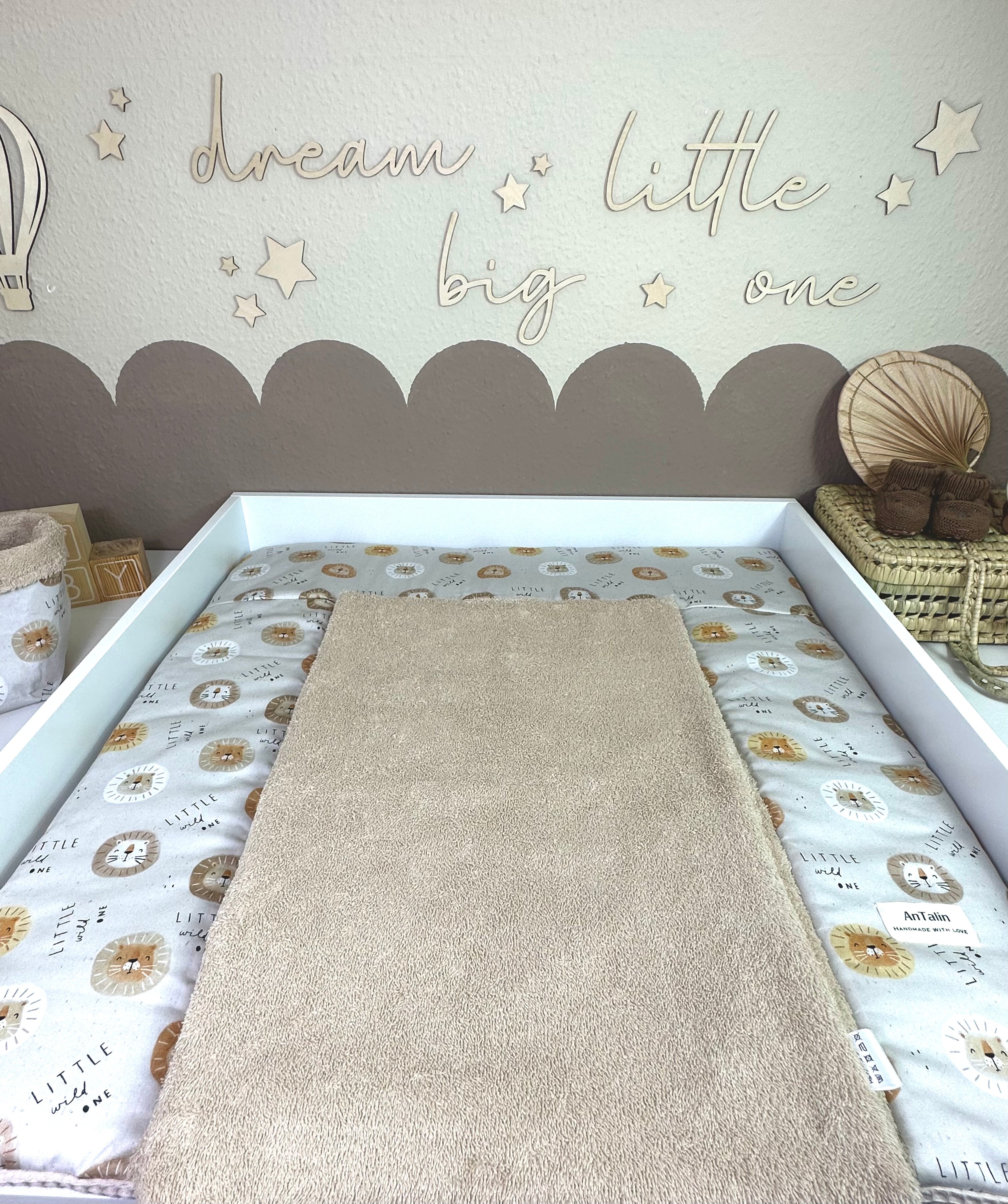 Wickelauflage Little Wilt Frottee in Beige von AnTalin, weiche Oberfläche, ideal für Babys.