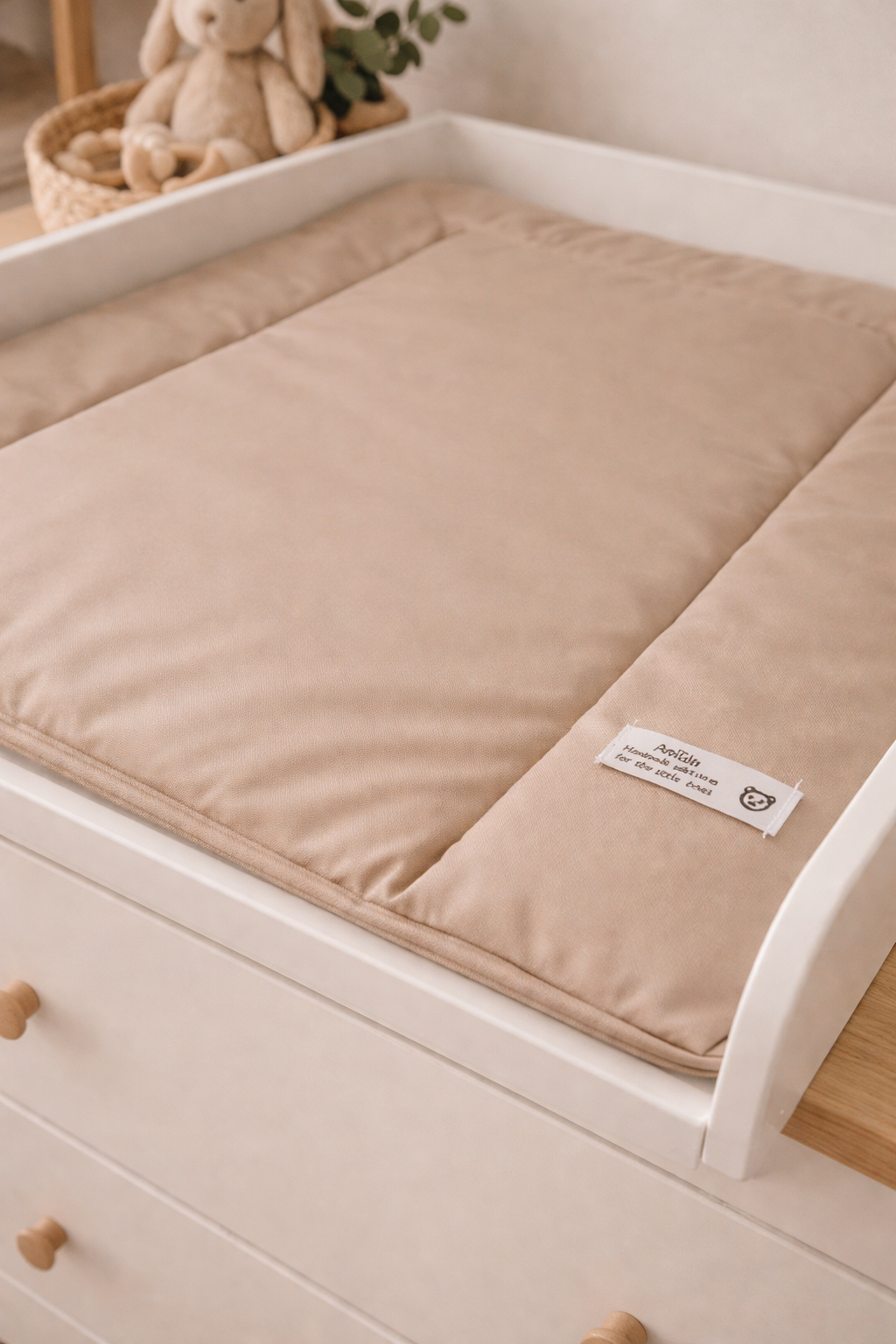 Wasserabweisende Wickelauflage von AnTalin in dunkelbeige, weiches Material mit abnehmbarer Bezug und rutschfester Unterseite.