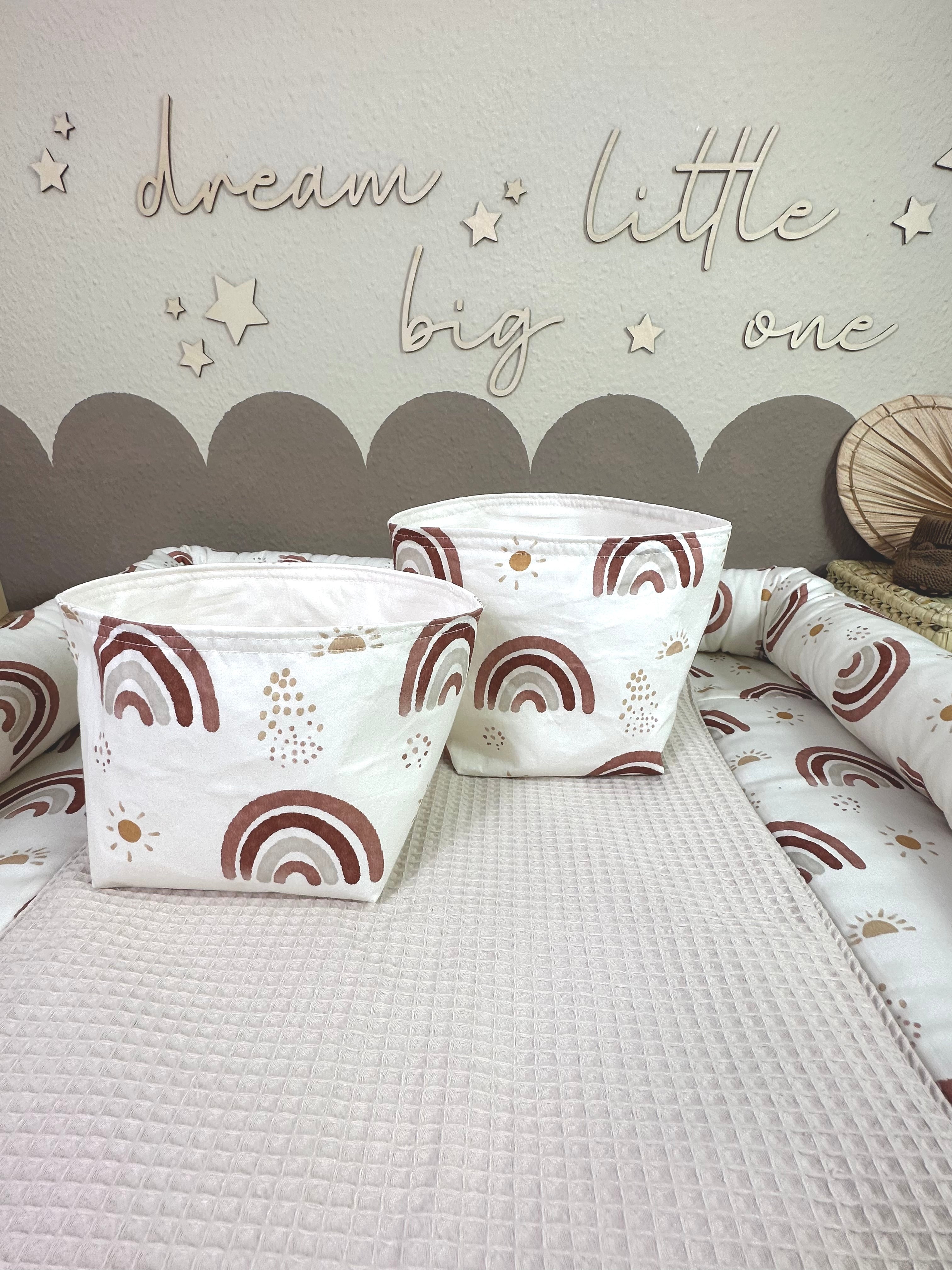 Buntes Utensilo Rainbow Sun von AnTalin mit farbenfrohen Sonnen- und Regenborgen-Designs, ideal für Küchenaufbewahrung