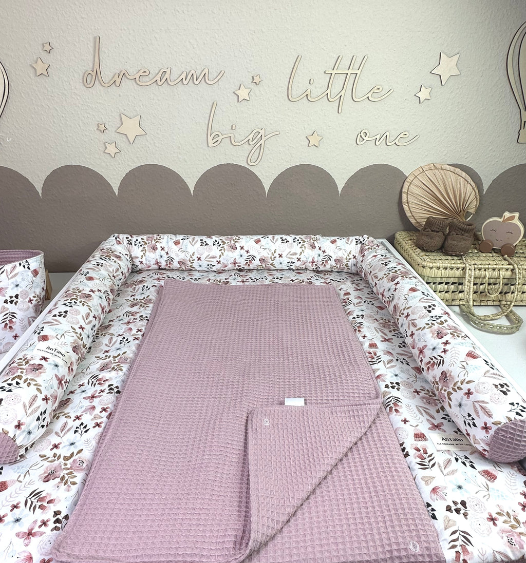 Wickelauflage Scattered Waffelpique altrosa von AnTalin, weiche Baby-Wickelunterlage mit gepunktetem Muster in zartem Rosa
