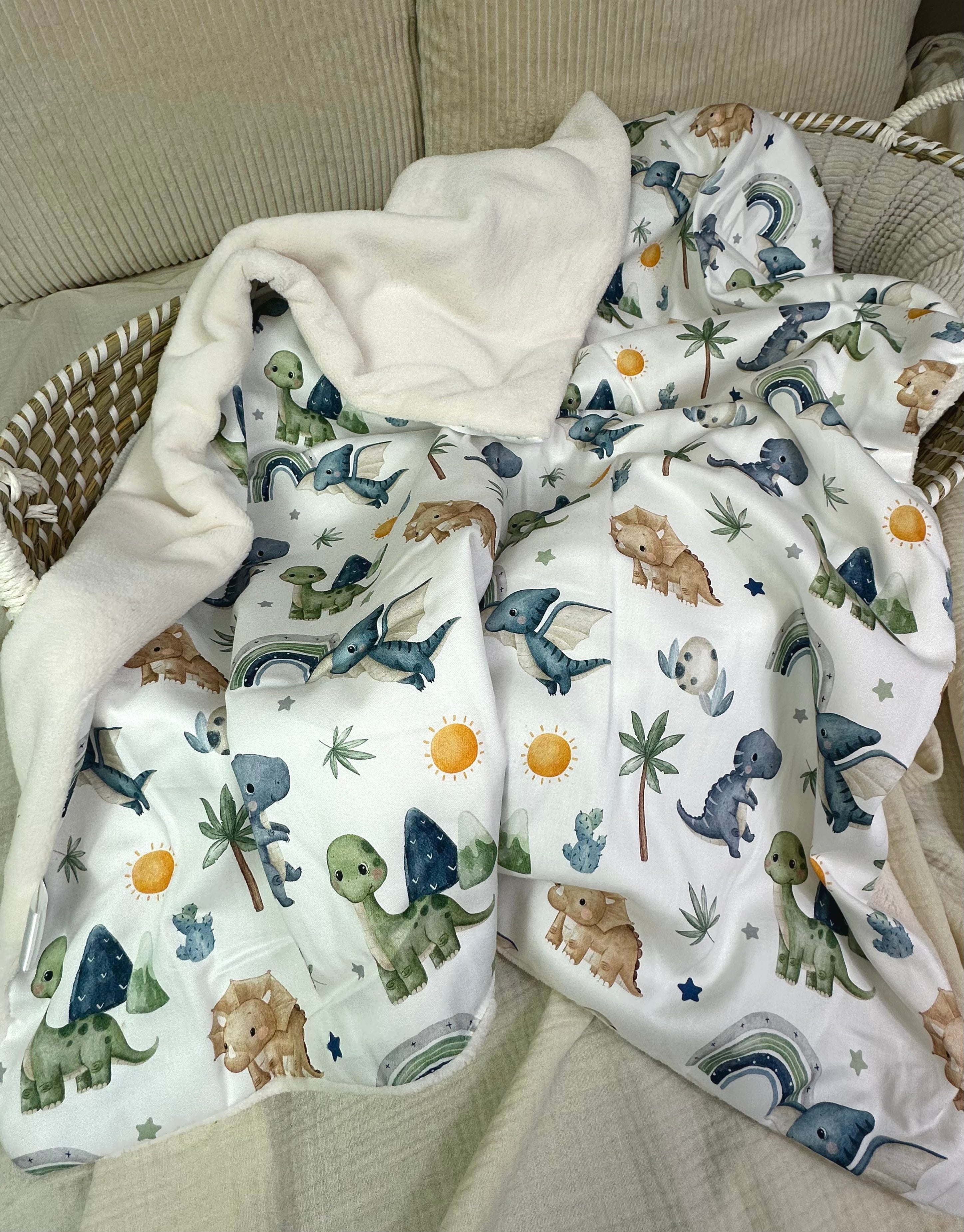 Weiche Babydecke von AnTalin mit kleinen Dino-Motiven, kuscheliger Fleece-Decke für Babys und Kleinkinder.