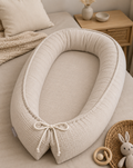 Beiges Musselin Babynestchen von AnTalin aus weichem Stoff, ideal zum Babyschlafen und Kuscheln.