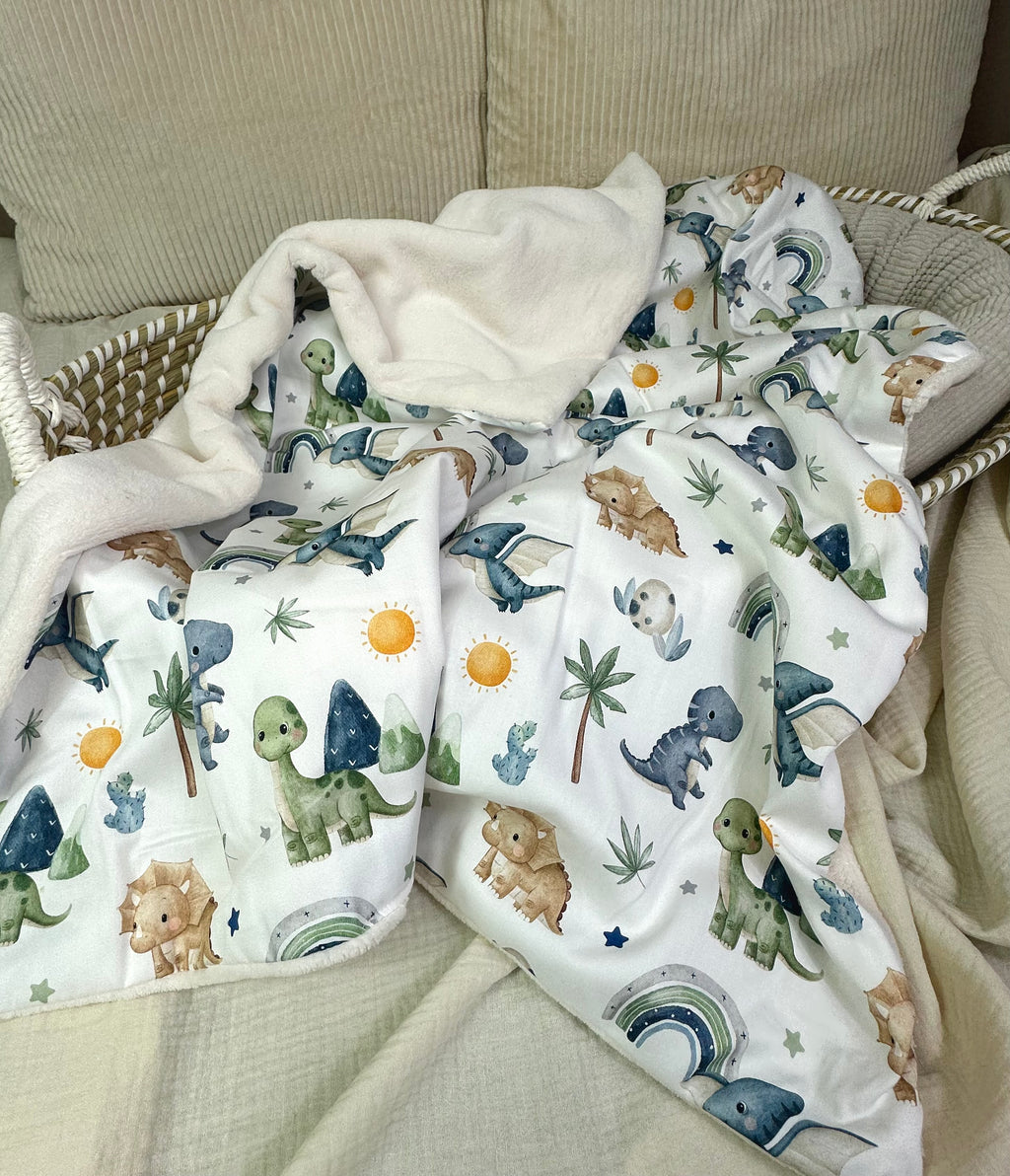 Weiche Babydecke von AnTalin mit kleinem Dino-Motiv aus kuscheligem Fleece, ideal für Babys und Kleinkinder.