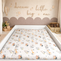 Wasserabweisende Wickelauflage Safari Liebe von AnTalin mit buntem Safari-Muster für Babys.