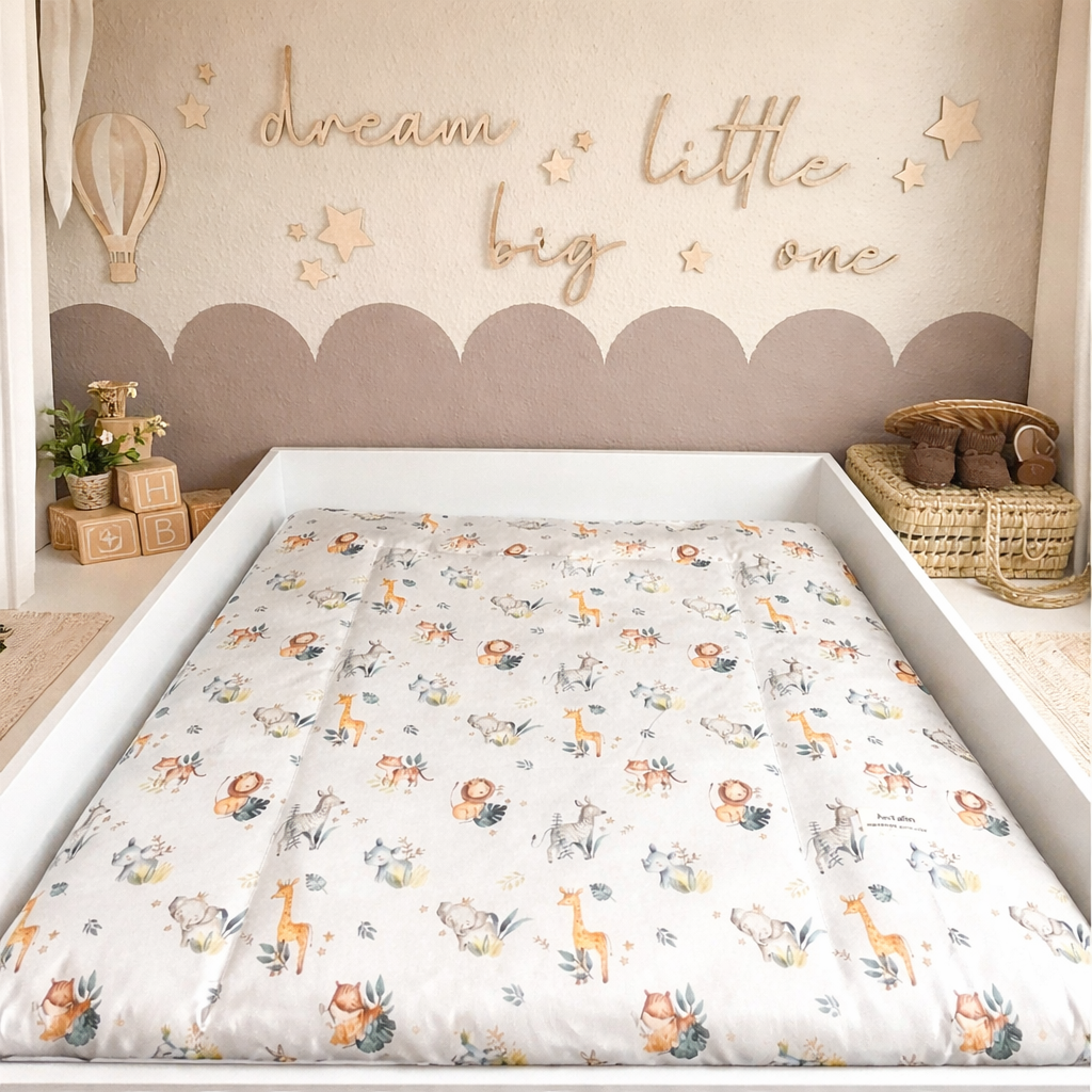 Wasserabweisende Wickelauflage Safari Liebe von AnTalin mit buntem Safari-Muster für Babys.