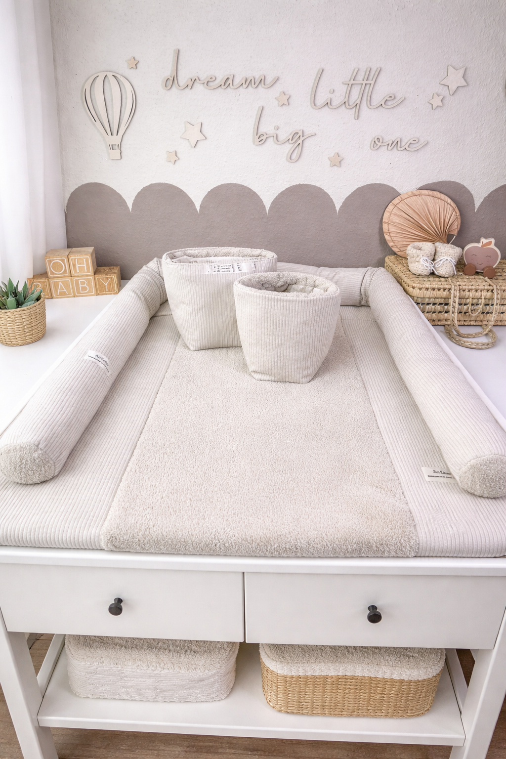 Beige Wickelauflage von AnTalin mit weicher, gepolsterter Oberfläche für sicheren Wickelkomfort.