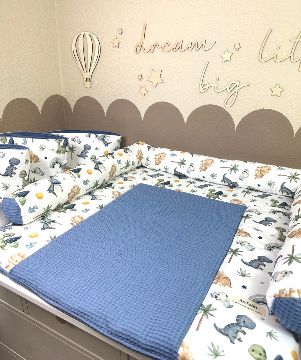 Kleine Dino Wickelauflage in Waffelpique jeansblau von AnTalin, weiche Oberfläche für Babywickelstation, detailreiche Dinoschrift.