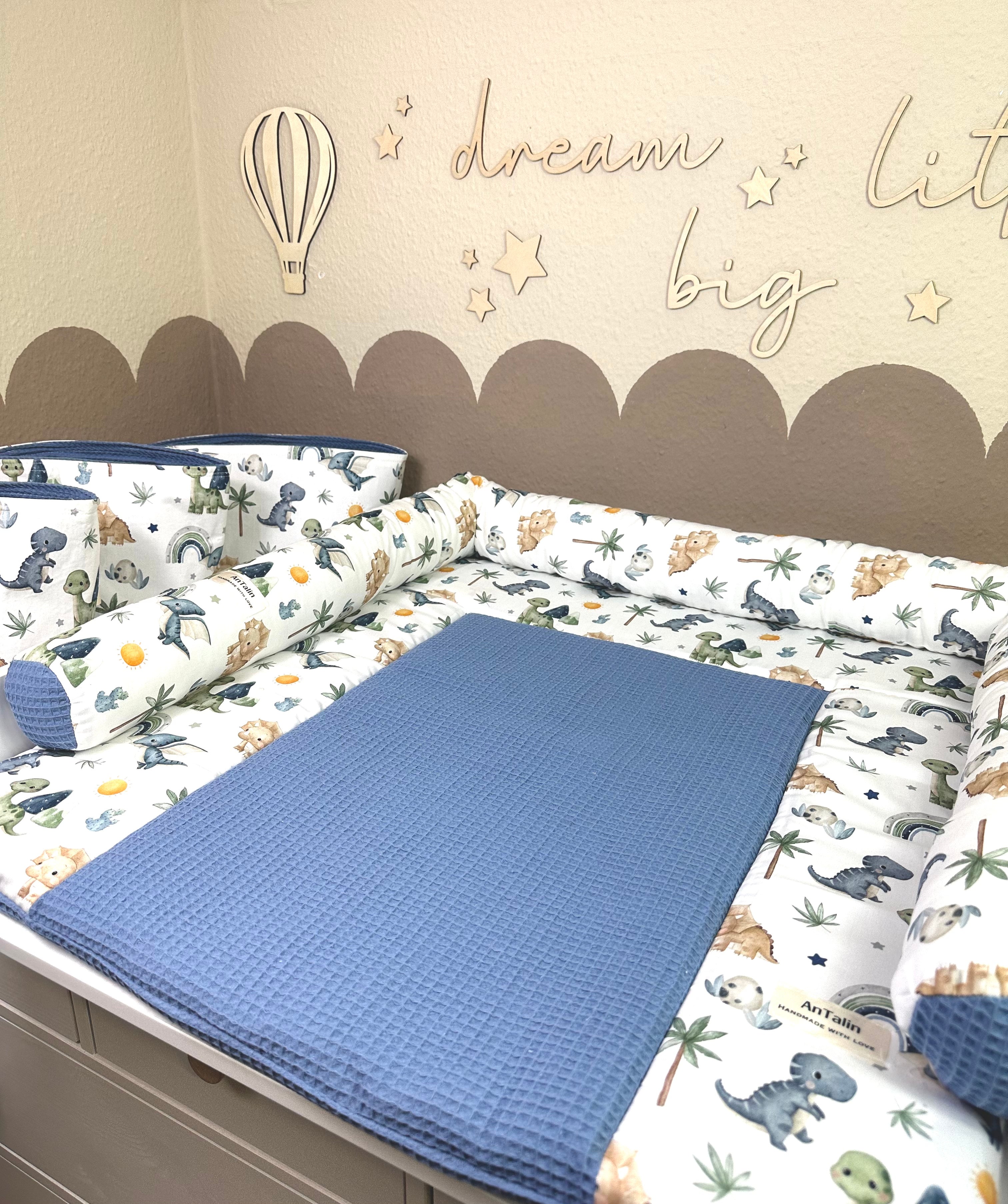 Kleine Dino Wickelauflage in Waffelpique jeansblau von AnTalin, weiche Oberfläche für Babywickelstation, detailreiche Dinoschrift.