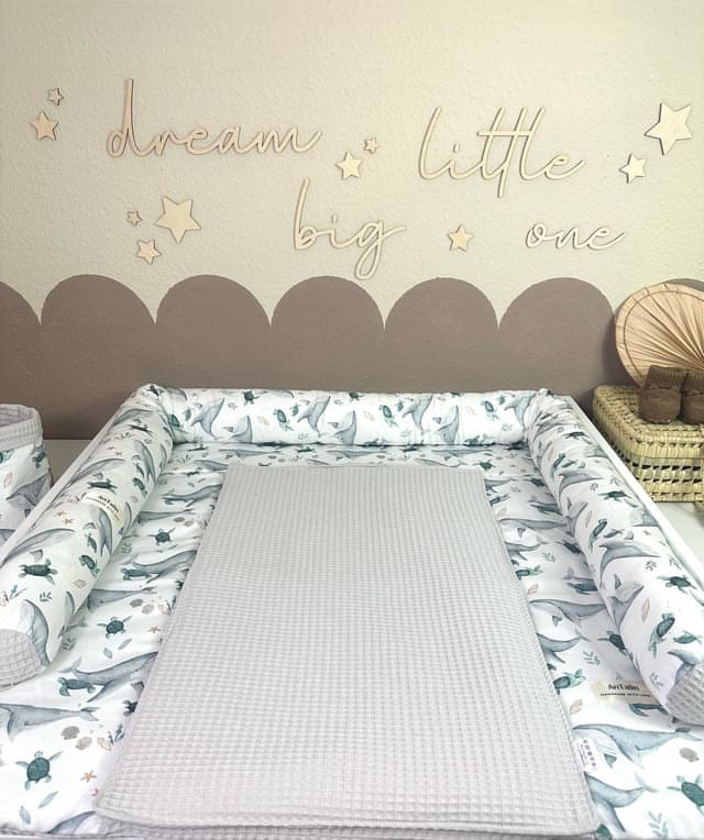 Graue Wickelauflage Sea World von AnTalin mit Waffelpique-Design, weiche Oberfläche für Babysicherheit und Komfort.