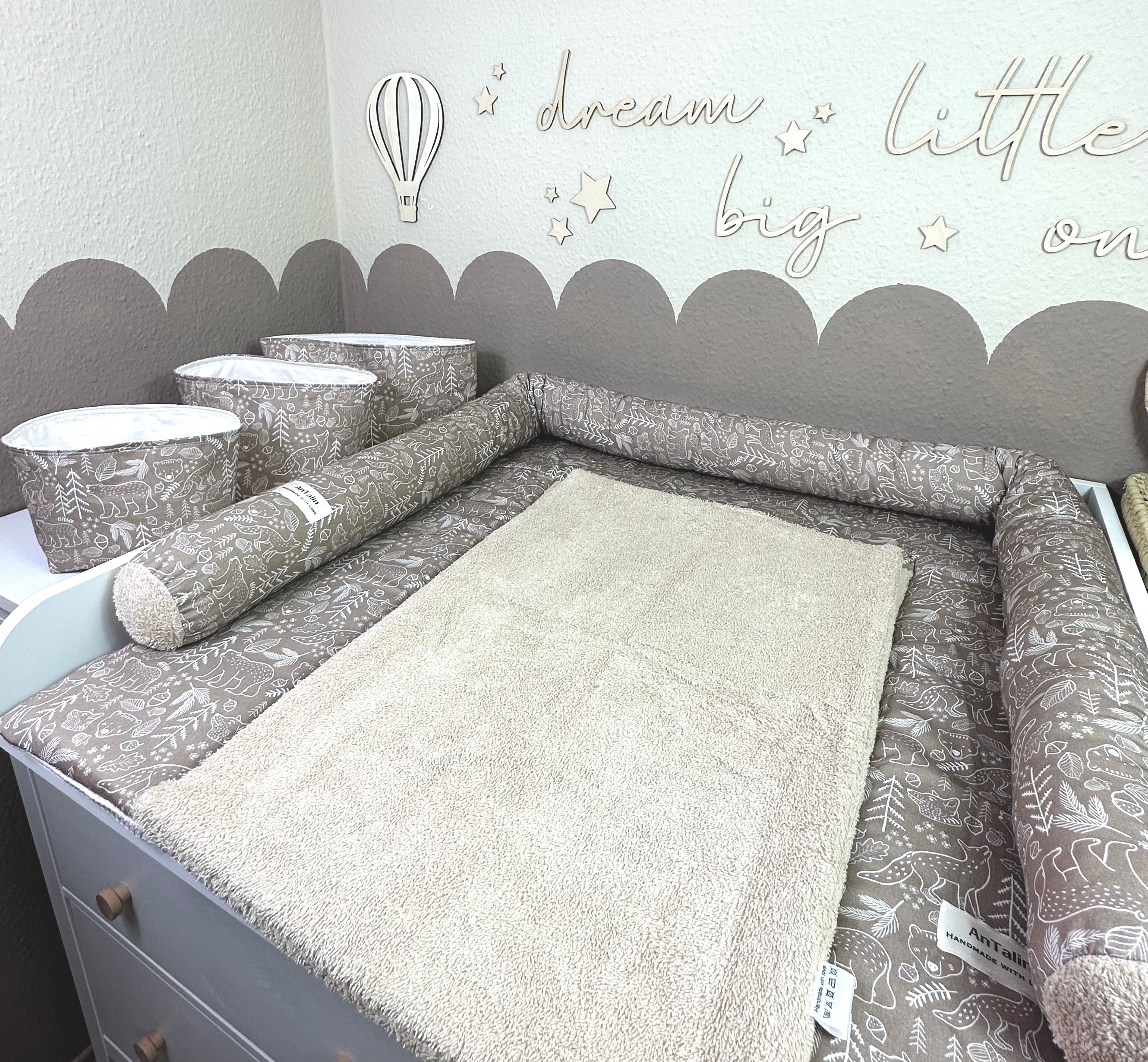 Wickelauflage Animal of the Forest von AnTalin, beige Frottee mit Waldtier-Motiv für Babysicherheit und Komfort
