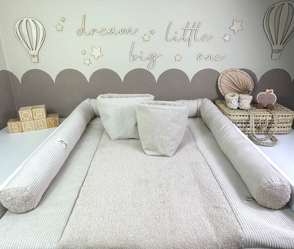 Beiges Wickelauflagen Set 5-teilig aus Cord Frottee, weich und saugfähig, ideal für Babywickelstationen.
