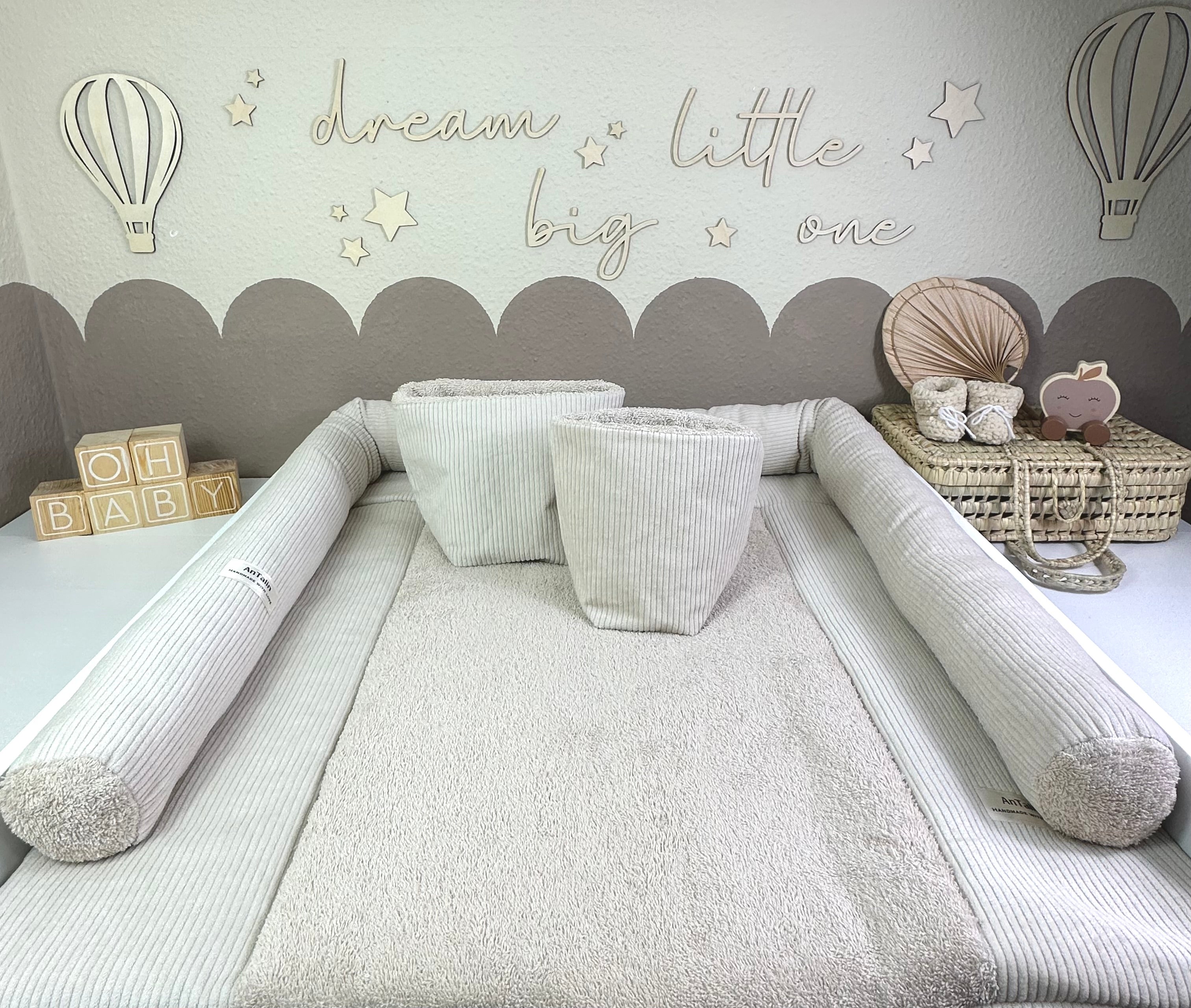 Beiges Wickelauflagen Set 5-teilig aus Cord Frottee, weich und saugfähig, ideal für Babywickelstationen.