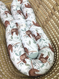 Weiche Wickeltischumrandung mit Faultier-Motiv von AnTalin, schützt und schmückt den Wickeltisch für Babys.