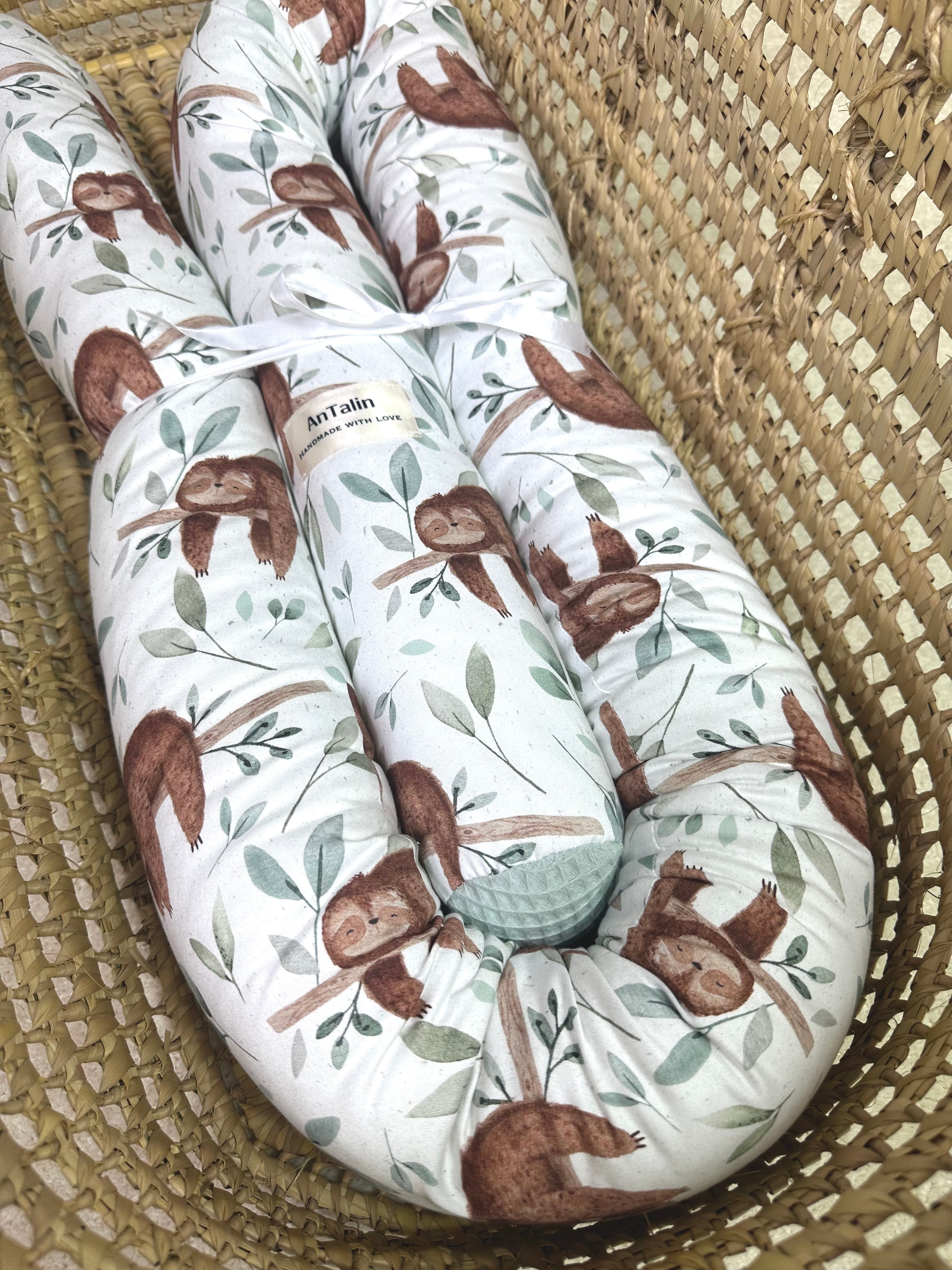 Weiche Wickeltischumrandung mit Faultier-Motiv von AnTalin, schützt und schmückt den Wickeltisch für Babys.