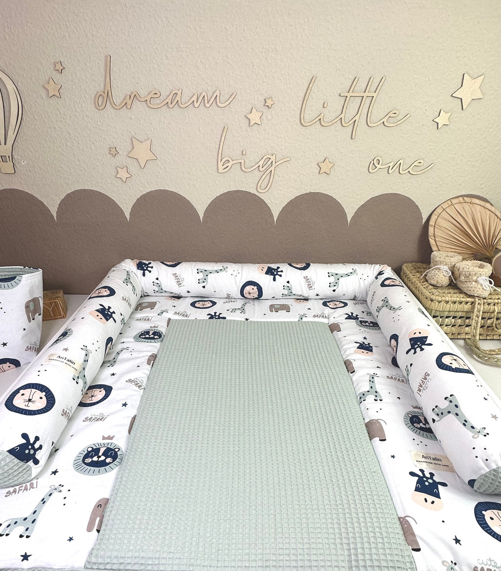 Wickelauflage Set 5tlg. Small Wildlife von AnTalin, mintgrüner Waffelpique mit Tiermotiven, weiche Wickelunterlage für Babys