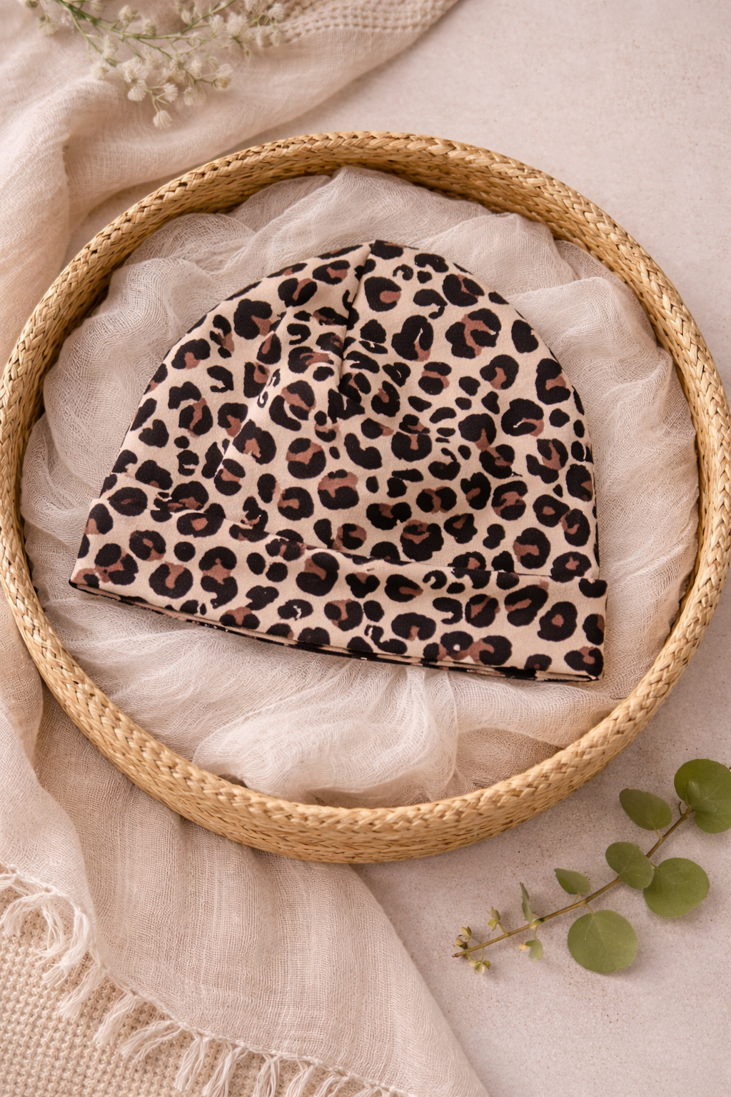 Beige Leo Beanie von AnTalin, warme Mütze mit Leo-Muster, ideal für kaltes Wetter, aus weichem Material gefertigt.