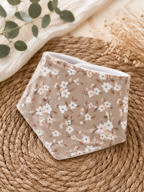 AnTalin Vintage Blossom Dreieckstuch für Babys mit Blumenmuster, handgefertigtes Babyhalstuch aus weichem Stoff