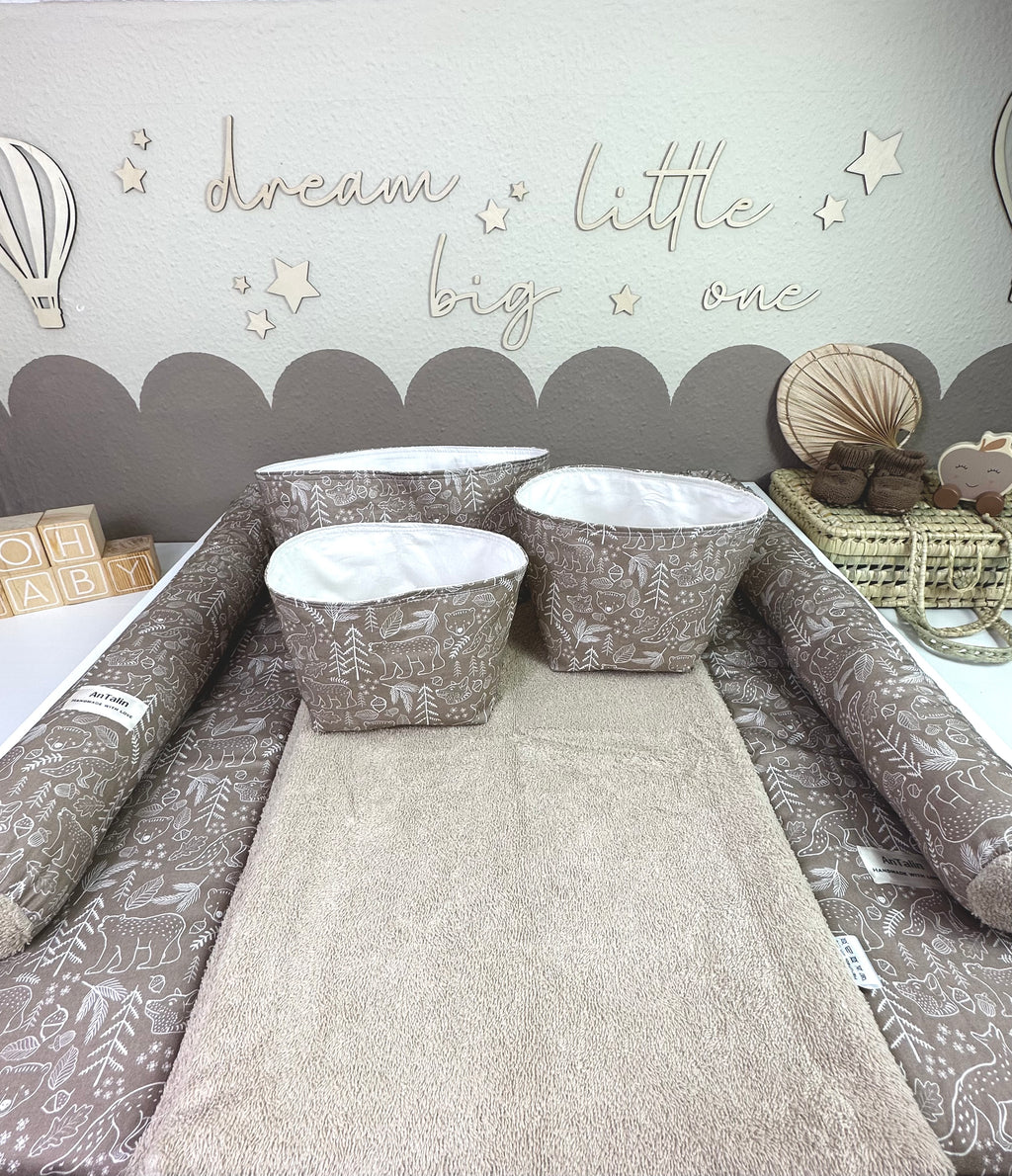 Beige Wickelauflage Animal of the Forest von AnTalin aus weichem Frottee mit Tiermotiven für Babys.