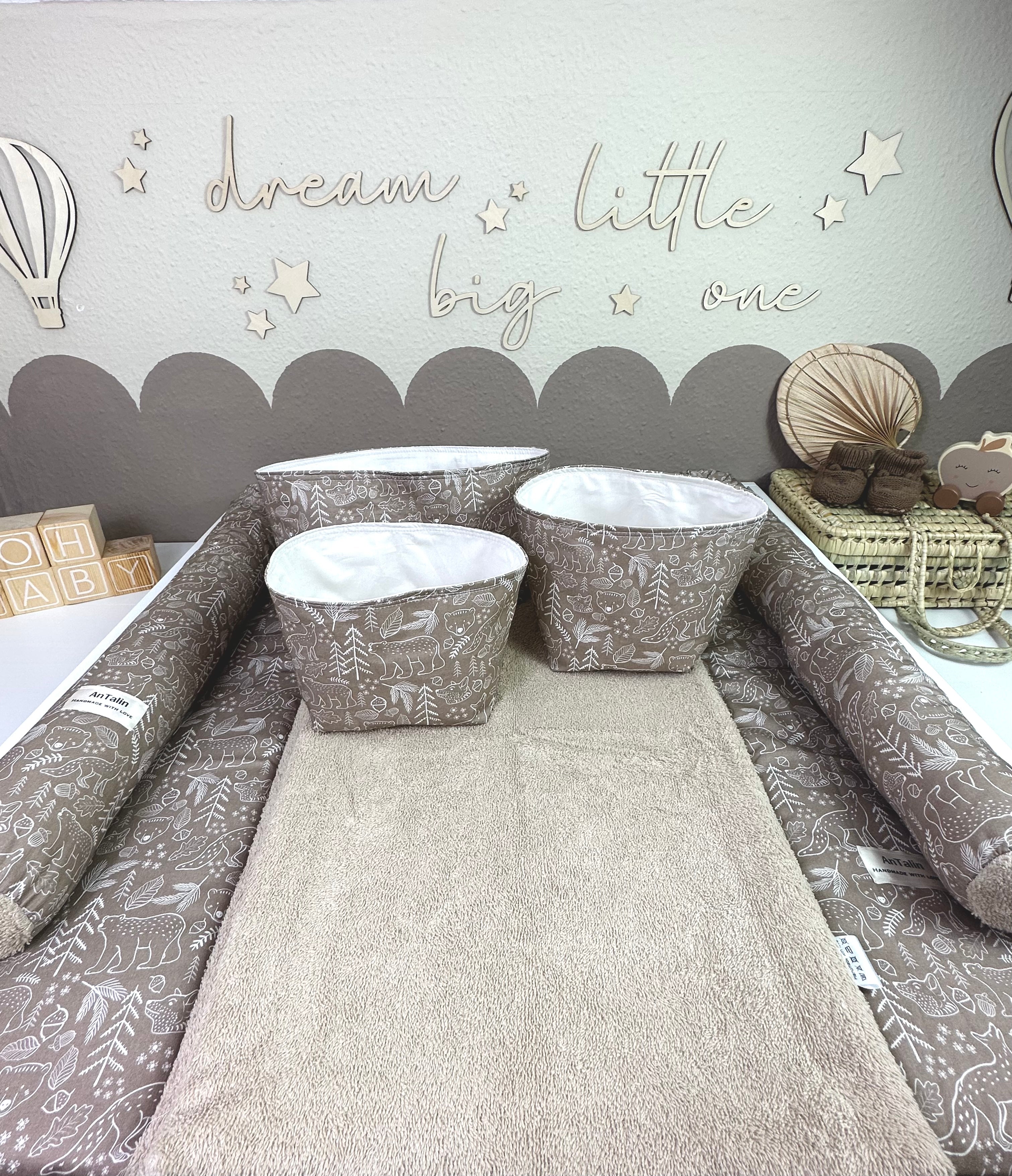 Beige Wickelauflage Animal of the Forest von AnTalin aus weichem Frottee mit Tiermotiven für Babys.