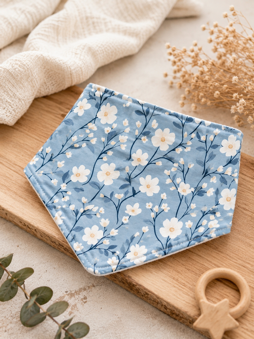 Handgefertigtes AnTalin Dreieckstuch für Babys mit Blumenmuster und Eisblüten-Design, weiches und stilvolles Kinderhalstuch