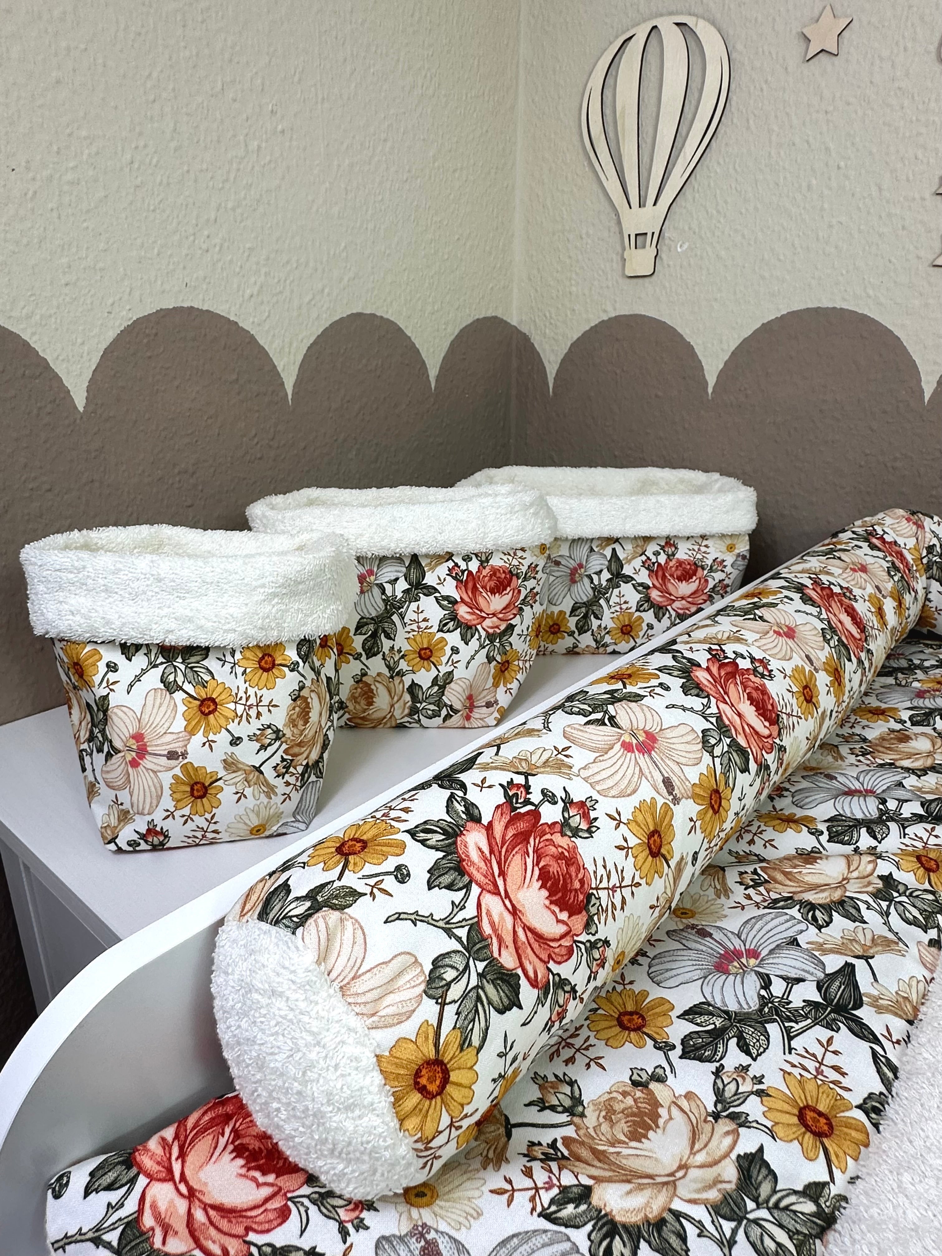 Wickeltischumrandung Retro Garten von AnTalin, bunte und verspielte Wickelrand mit Retro-Gartenmuster für Babywickelbereich
