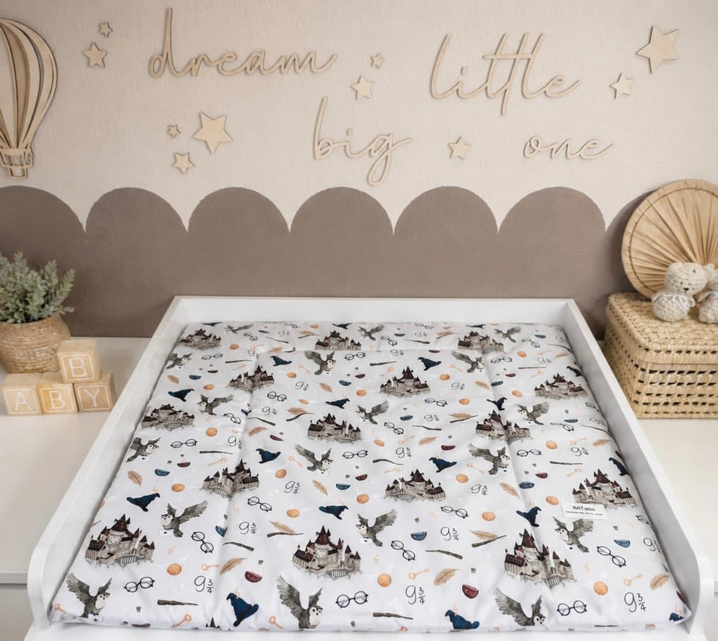 Wasserabweisende Wickelauflage von AnTalin im Gleis 9 3/4 Design, weiche Oberfläche für Babys beim Wickeln.