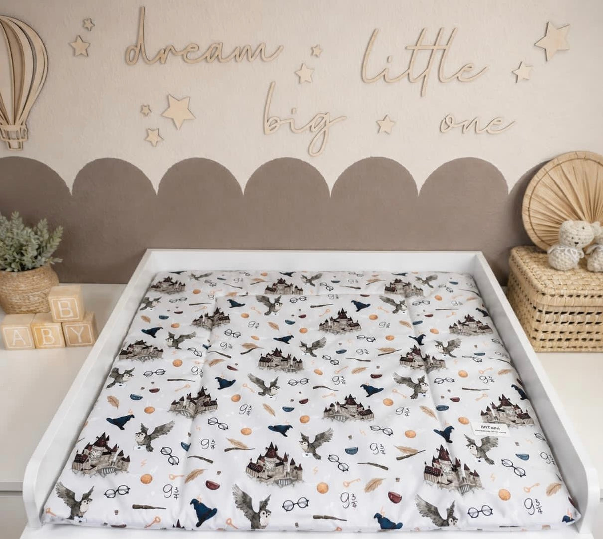 Wasserabweisende Wickelauflage von AnTalin im Gleis 9 3/4 Design, weiche Oberfläche für Babys beim Wickeln.