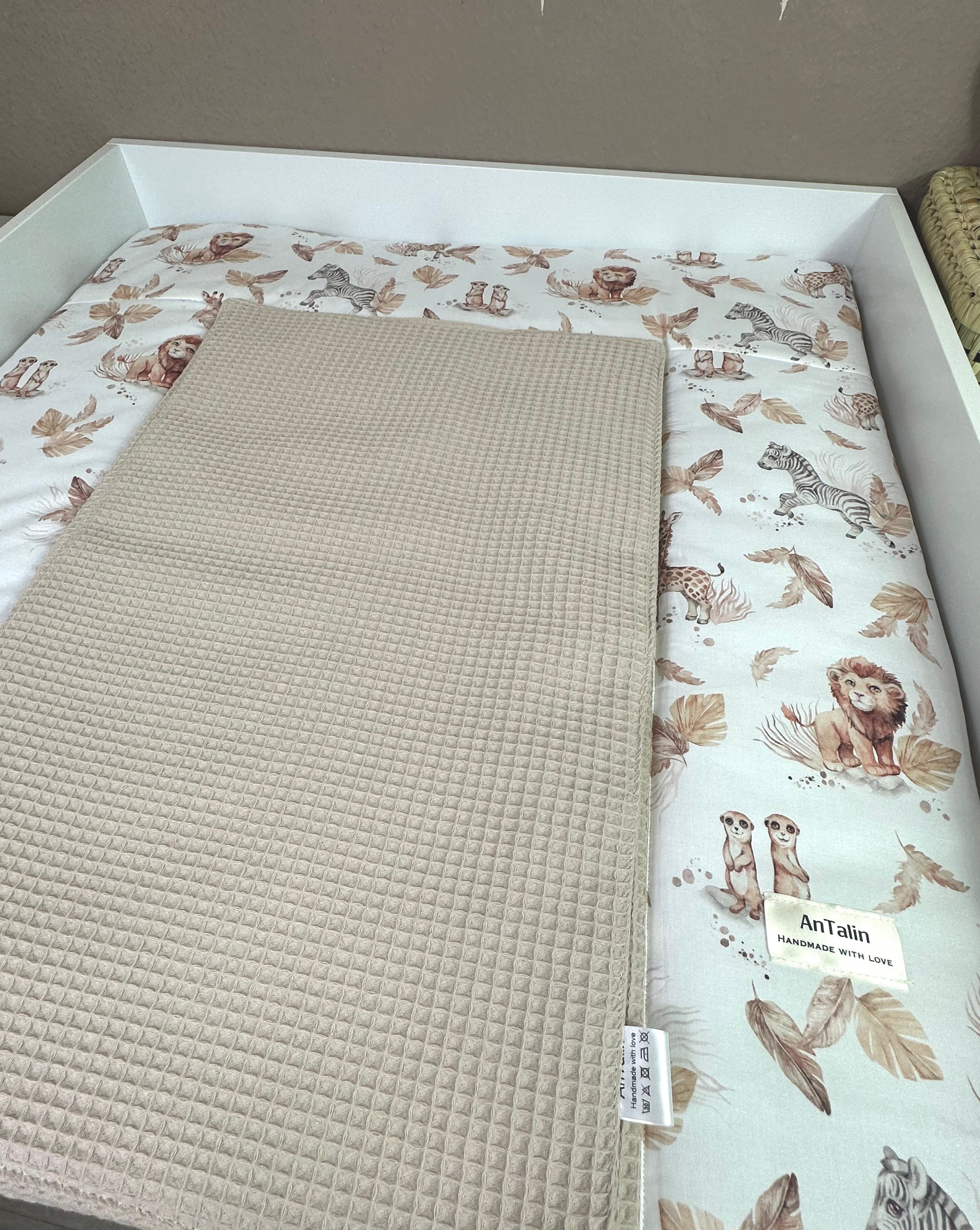 Fünfteiliger AnTalin Wickelauflagen-Set Safari Waffelpique in hellbeige, weiche, gepolsterte Babywickelauflagen.