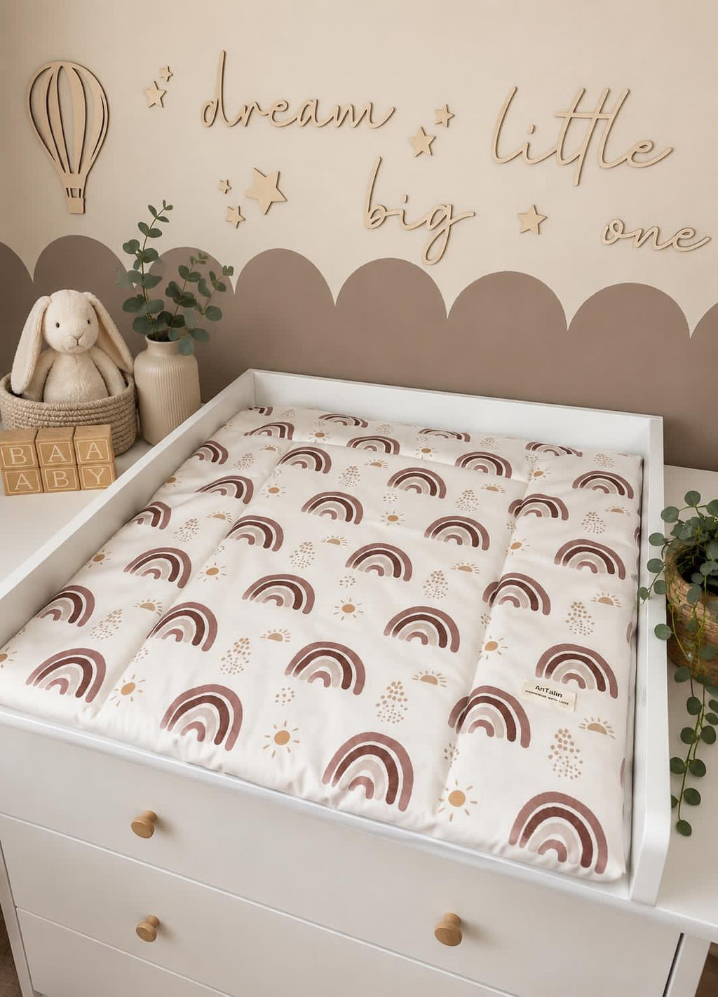 Wasserabweisende Wickelauflage Rainbow Sun von AnTalin mit buntem Regenbogenmuster für Babysicherheit und Komfort.