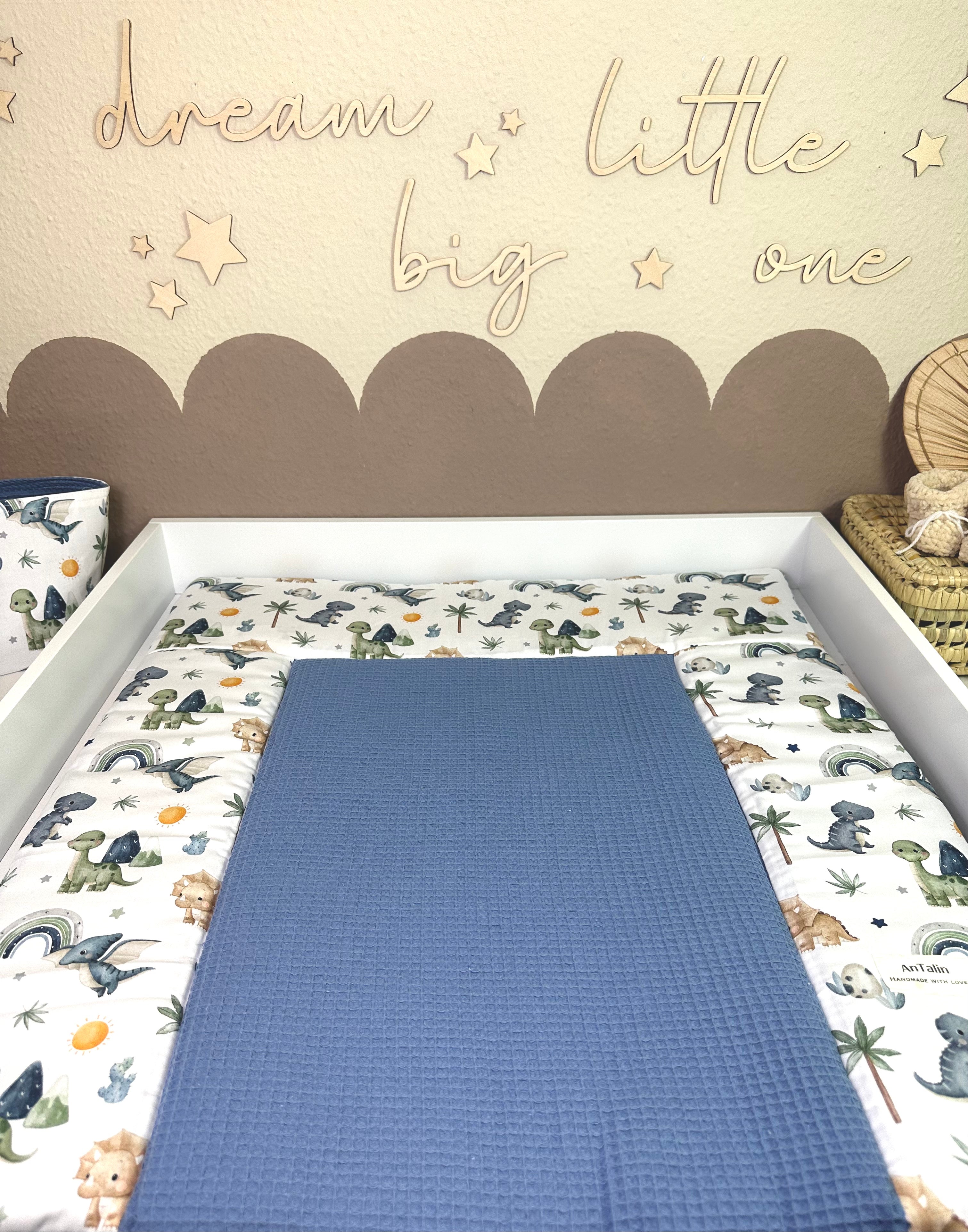 Kleine Dino Wickelauflage in Waffelpique jeansblau von AnTalin, weiche, bequeme Baby-Wickelunterlage mit Dino-Motiv.