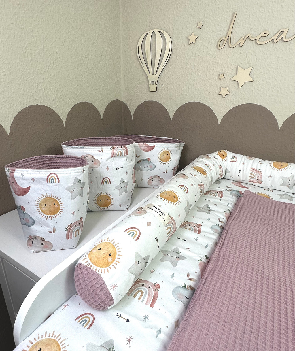 AnTalin Wickeltischumrandung im Boho-Stil für Baby Mädchen mit bunten Fransen und Mustern, weiche und sichere Wickelauflage